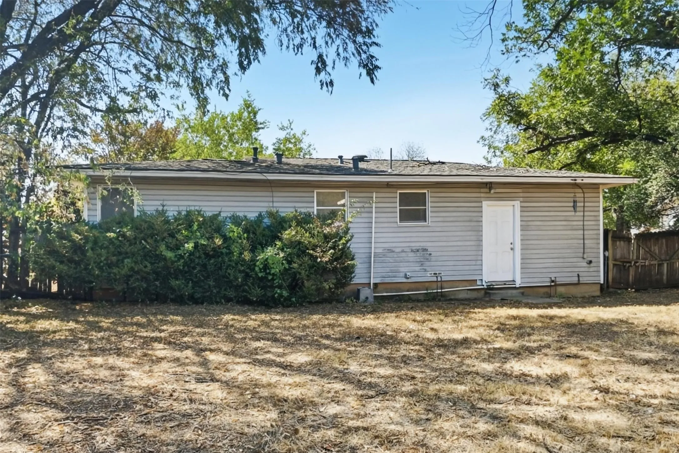 Single Family Residence For Rent in Tarrant County , 5025 Catalpa Street, Haltom City, Texas 76117, 3 Bedroom, 1 Bathroom, Garage spaces, 1,060 Sqft, built in 1950, mls#21406876, Real Estate Agent in Haltom City, Homes For Rent in Tarrant county, Homes For Rent in Haltom City, Realtor in Haltom City Texas, Real Estate Brokerage Independent Realty Texas, Luminita Cordes Realtor