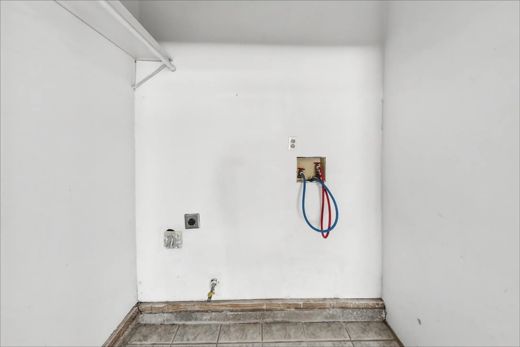 Single Family Residence For Rent in Tarrant County , 5025 Catalpa Street, Haltom City, Texas 76117, 3 Bedroom, 1 Bathroom, Garage spaces, 1,060 Sqft, built in 1950, mls#21406876, Real Estate Agent in Haltom City, Homes For Rent in Tarrant county, Homes For Rent in Haltom City, Realtor in Haltom City Texas, Real Estate Brokerage Independent Realty Texas, Luminita Cordes Realtor