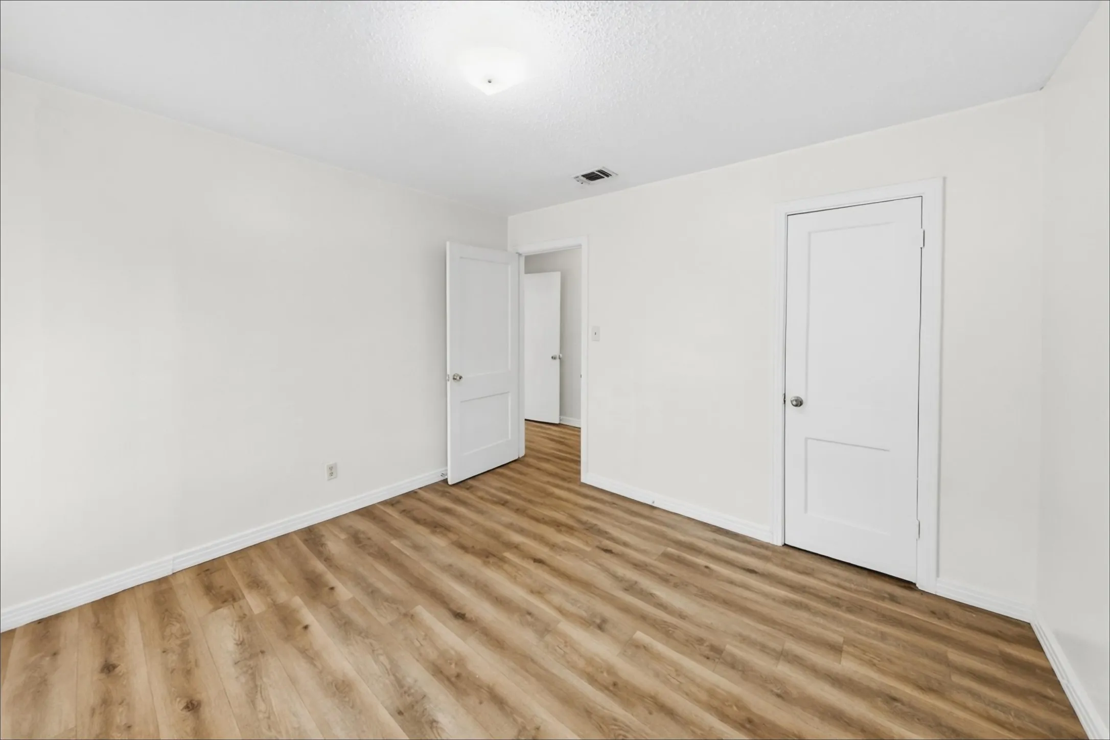Single Family Residence For Rent in Tarrant County , 5025 Catalpa Street, Haltom City, Texas 76117, 3 Bedroom, 1 Bathroom, Garage spaces, 1,060 Sqft, built in 1950, mls#21406876, Real Estate Agent in Haltom City, Homes For Rent in Tarrant county, Homes For Rent in Haltom City, Realtor in Haltom City Texas, Real Estate Brokerage Independent Realty Texas, Luminita Cordes Realtor