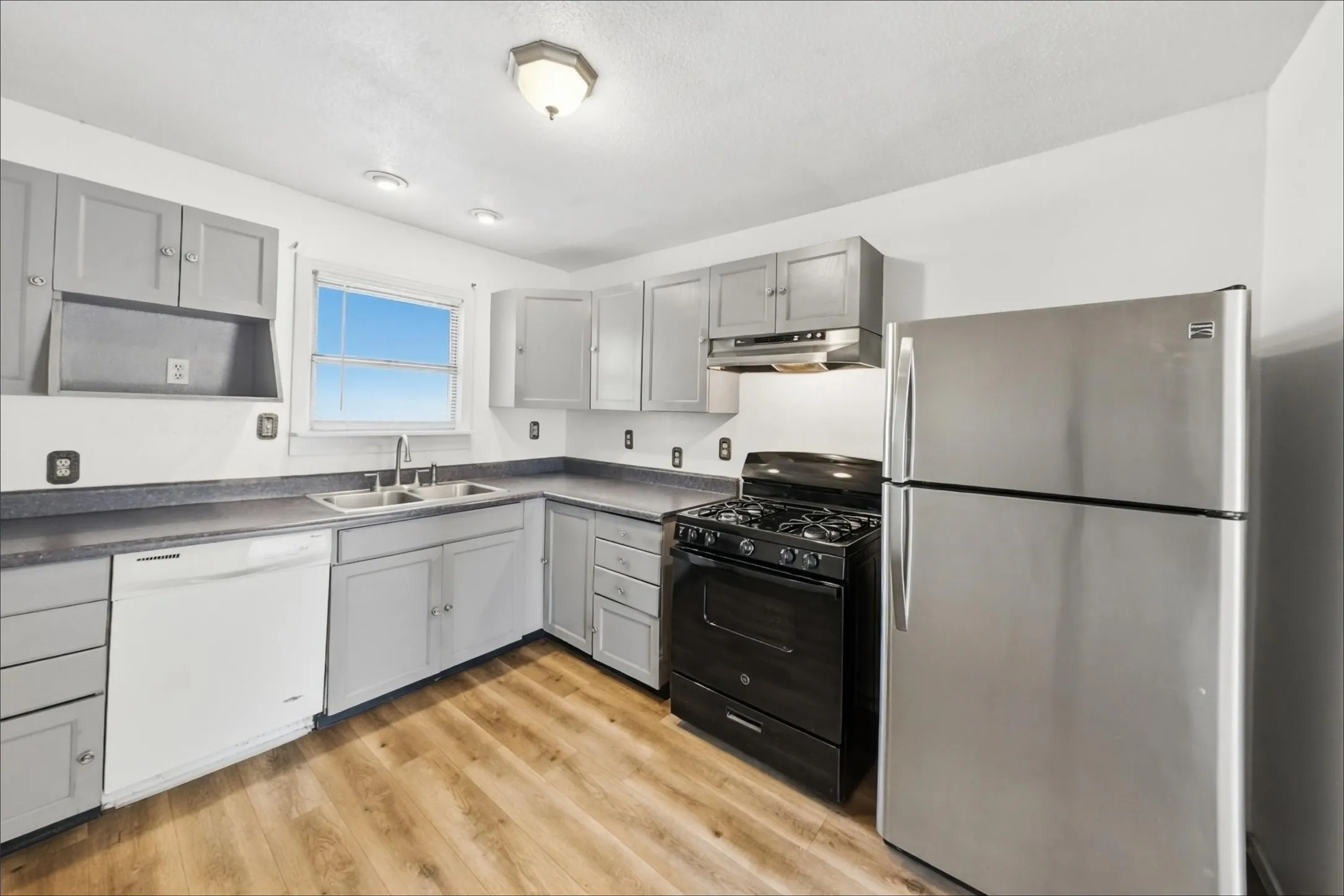 Single Family Residence For Rent in Tarrant County , 5025 Catalpa Street, Haltom City, Texas 76117, 3 Bedroom, 1 Bathroom, Garage spaces, 1,060 Sqft, built in 1950, mls#21406876, Real Estate Agent in Haltom City, Homes For Rent in Tarrant county, Homes For Rent in Haltom City, Realtor in Haltom City Texas, Real Estate Brokerage Independent Realty Texas, Luminita Cordes Realtor