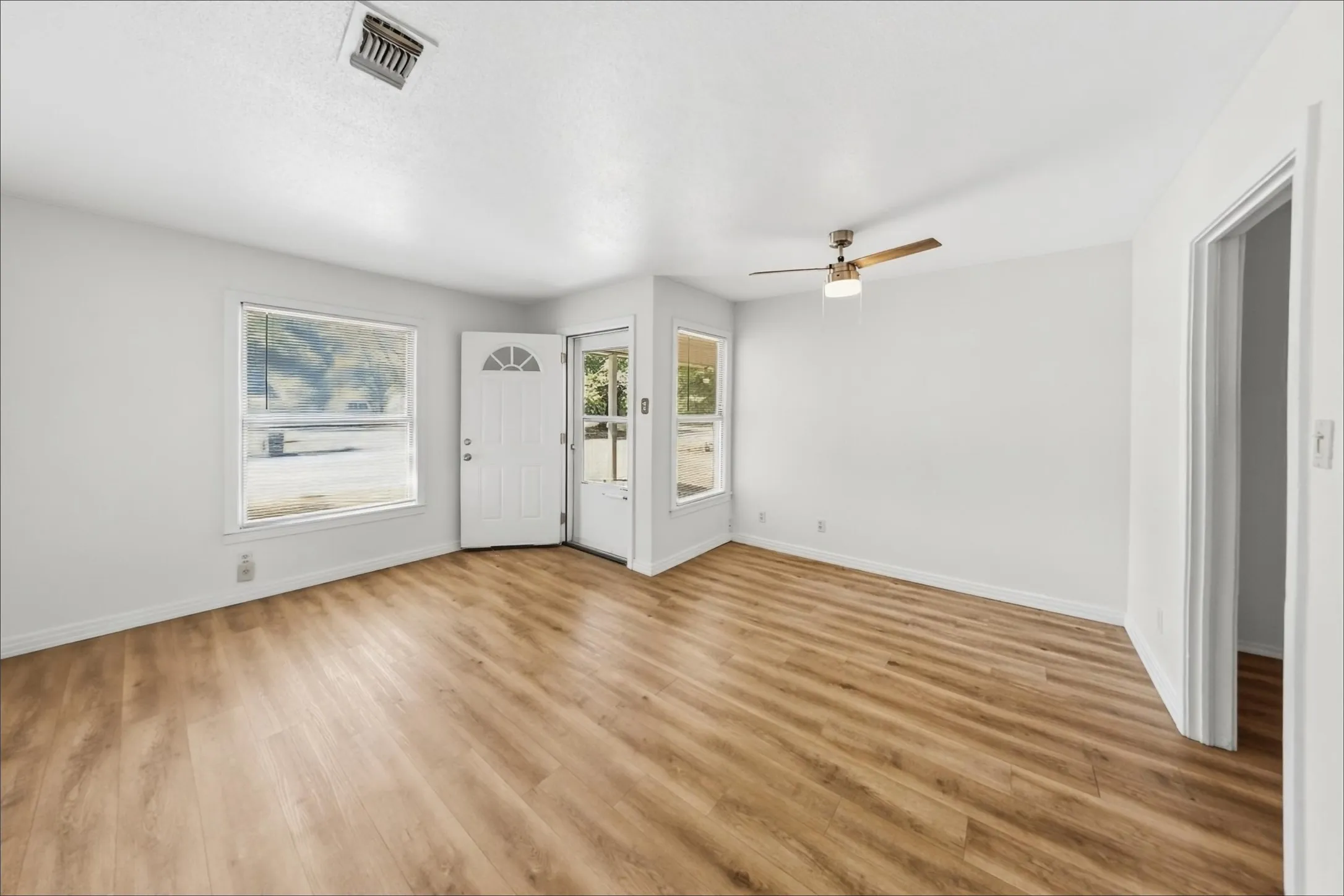 Single Family Residence For Rent in Tarrant County , 5025 Catalpa Street, Haltom City, Texas 76117, 3 Bedroom, 1 Bathroom, Garage spaces, 1,060 Sqft, built in 1950, mls#21406876, Real Estate Agent in Haltom City, Homes For Rent in Tarrant county, Homes For Rent in Haltom City, Realtor in Haltom City Texas, Real Estate Brokerage Independent Realty Texas, Luminita Cordes Realtor