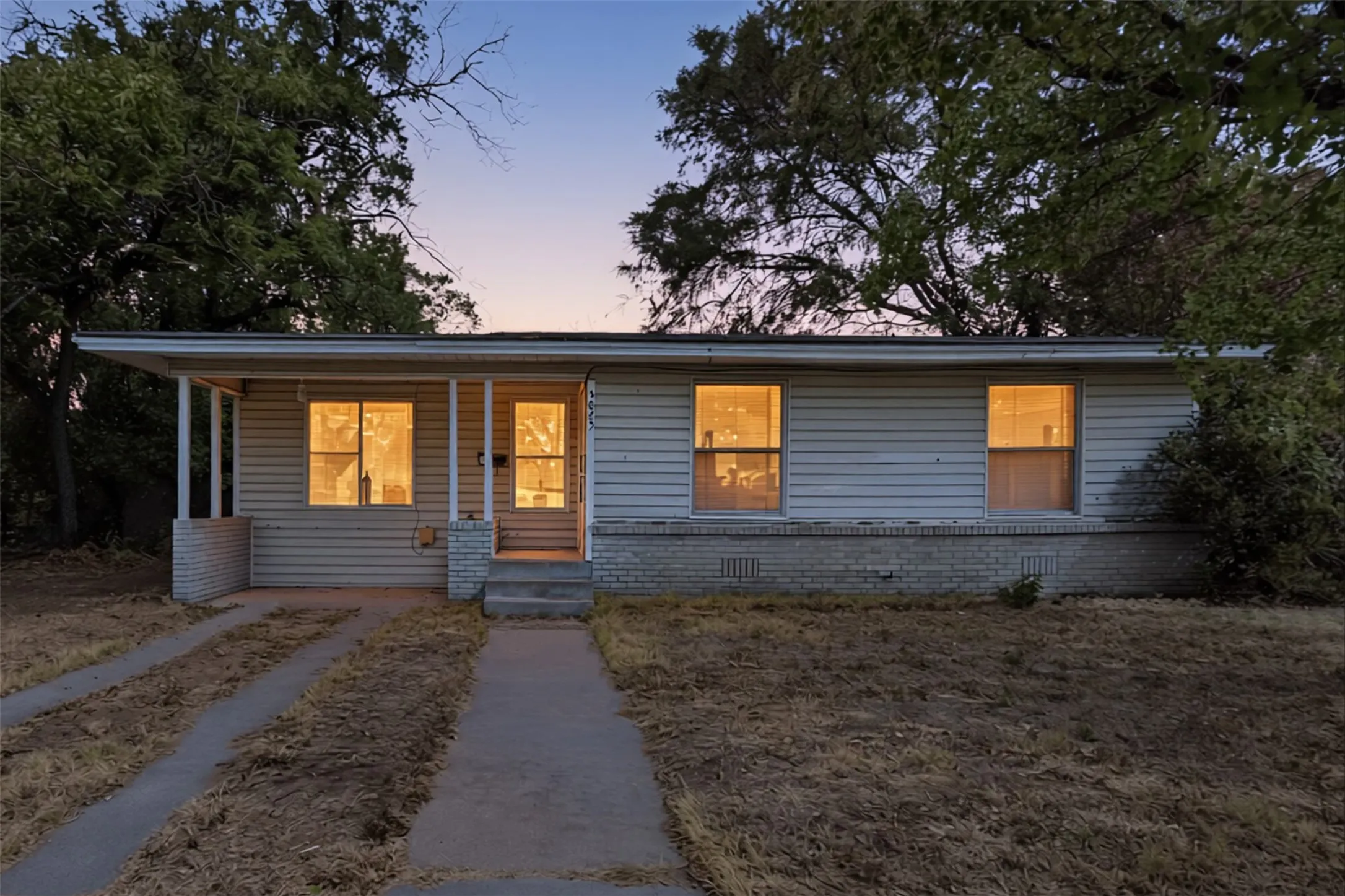 Single Family Residence For Rent in Tarrant County , 5025 Catalpa Street, Haltom City, Texas 76117, 3 Bedroom, 1 Bathroom, Garage spaces, 1,060 Sqft, built in 1950, mls#21406876, Real Estate Agent in Haltom City, Homes For Rent in Tarrant county, Homes For Rent in Haltom City, Realtor in Haltom City Texas, Real Estate Brokerage Independent Realty Texas, Luminita Cordes Realtor