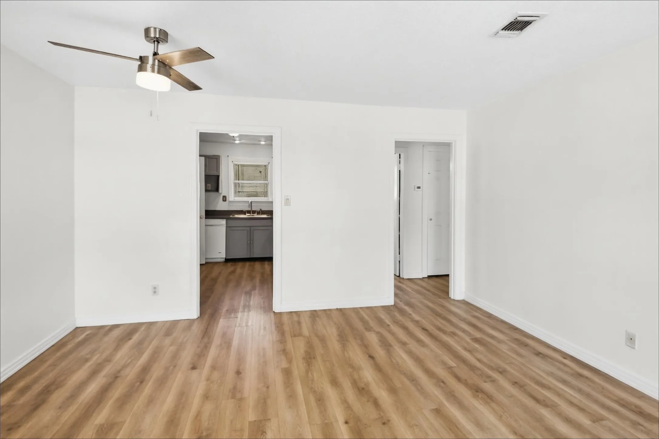 Single Family Residence For Rent in Tarrant County , 5025 Catalpa Street, Haltom City, Texas 76117, 3 Bedroom, 1 Bathroom, Garage spaces, 1,060 Sqft, built in 1950, mls#21406876, Real Estate Agent in Haltom City, Homes For Rent in Tarrant county, Homes For Rent in Haltom City, Realtor in Haltom City Texas, Real Estate Brokerage Independent Realty Texas, Luminita Cordes Realtor