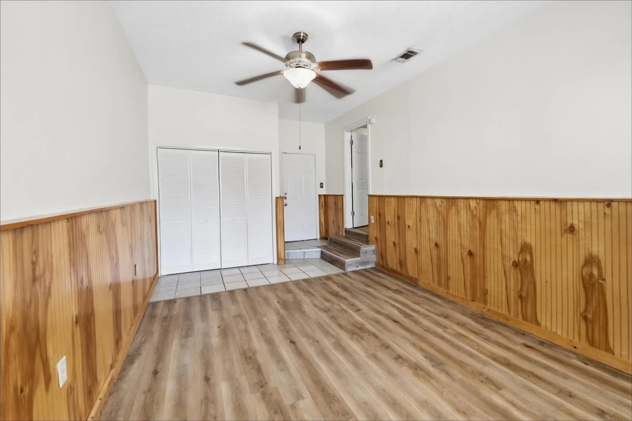 Single Family Residence For Rent in Tarrant County , 5025 Catalpa Street, Haltom City, Texas 76117, 3 Bedroom, 1 Bathroom, Garage spaces, 1,060 Sqft, built in 1950, mls#21406876, Real Estate Agent in Haltom City, Homes For Rent in Tarrant county, Homes For Rent in Haltom City, Realtor in Haltom City Texas, Real Estate Brokerage Independent Realty Texas, Luminita Cordes Realtor