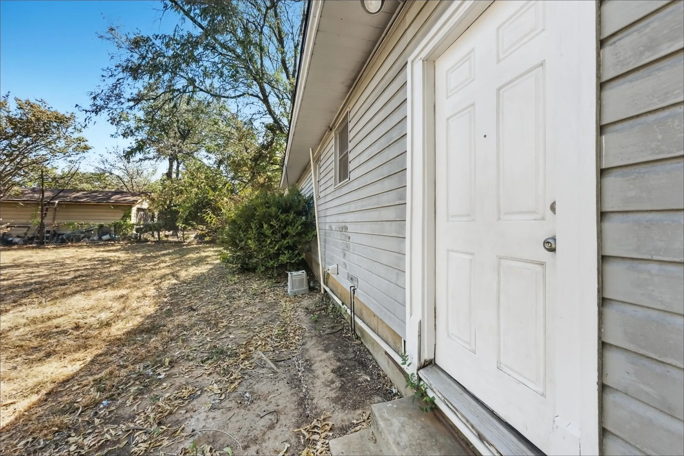Single Family Residence For Rent in Tarrant County , 5025 Catalpa Street, Haltom City, Texas 76117, 3 Bedroom, 1 Bathroom, Garage spaces, 1,060 Sqft, built in 1950, mls#21406876, Real Estate Agent in Haltom City, Homes For Rent in Tarrant county, Homes For Rent in Haltom City, Realtor in Haltom City Texas, Real Estate Brokerage Independent Realty Texas, Luminita Cordes Realtor