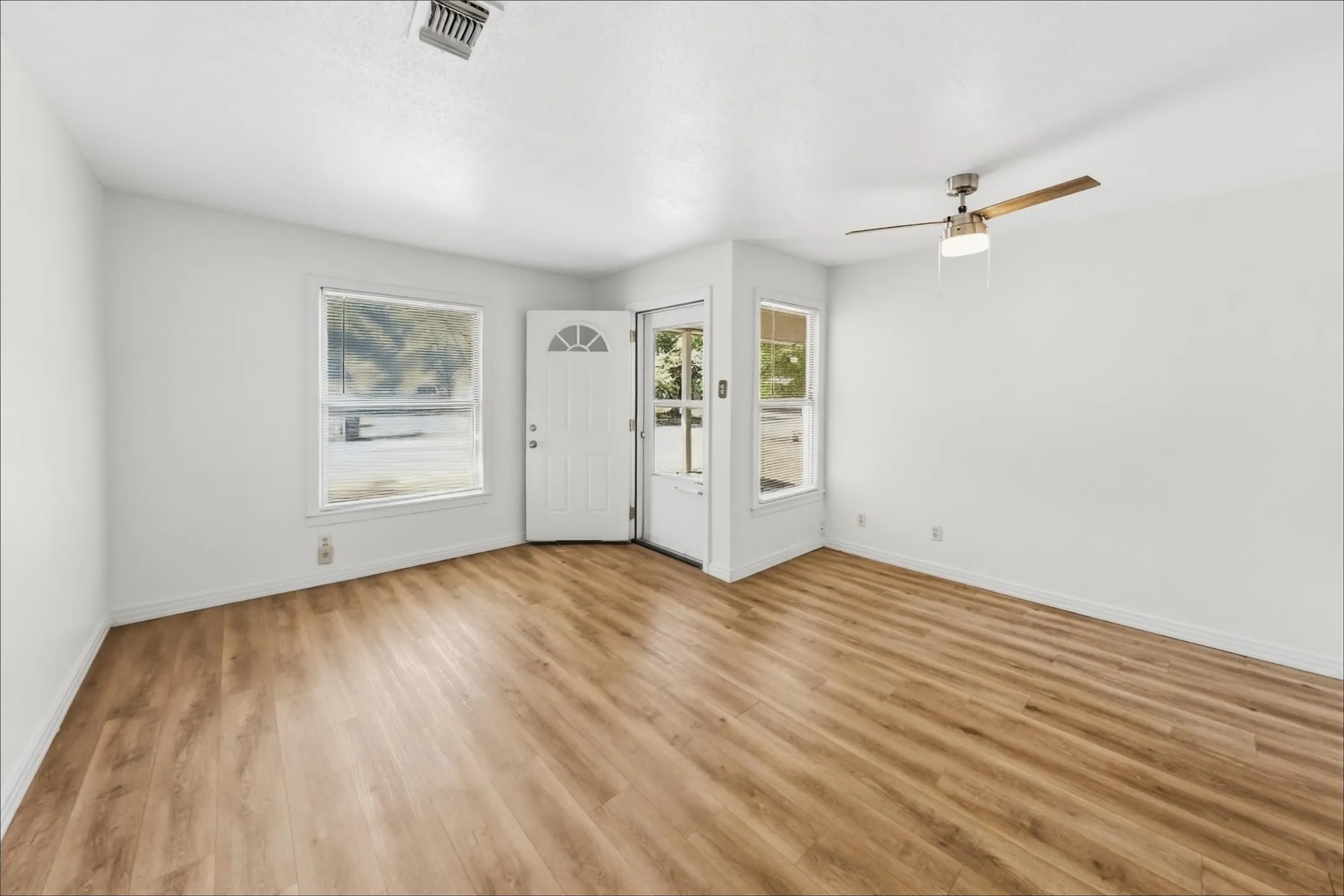 Single Family Residence For Rent in Tarrant County , 5025 Catalpa Street, Haltom City, Texas 76117, 3 Bedroom, 1 Bathroom, Garage spaces, 1,060 Sqft, built in 1950, mls#21406876, Real Estate Agent in Haltom City, Homes For Rent in Tarrant county, Homes For Rent in Haltom City, Realtor in Haltom City Texas, Real Estate Brokerage Independent Realty Texas, Luminita Cordes Realtor