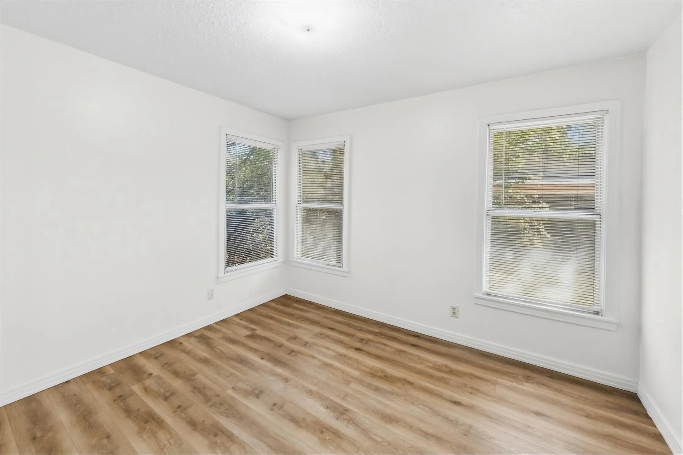 Single Family Residence For Rent in Tarrant County , 5025 Catalpa Street, Haltom City, Texas 76117, 3 Bedroom, 1 Bathroom, Garage spaces, 1,060 Sqft, built in 1950, mls#21406876, Real Estate Agent in Haltom City, Homes For Rent in Tarrant county, Homes For Rent in Haltom City, Realtor in Haltom City Texas, Real Estate Brokerage Independent Realty Texas, Luminita Cordes Realtor