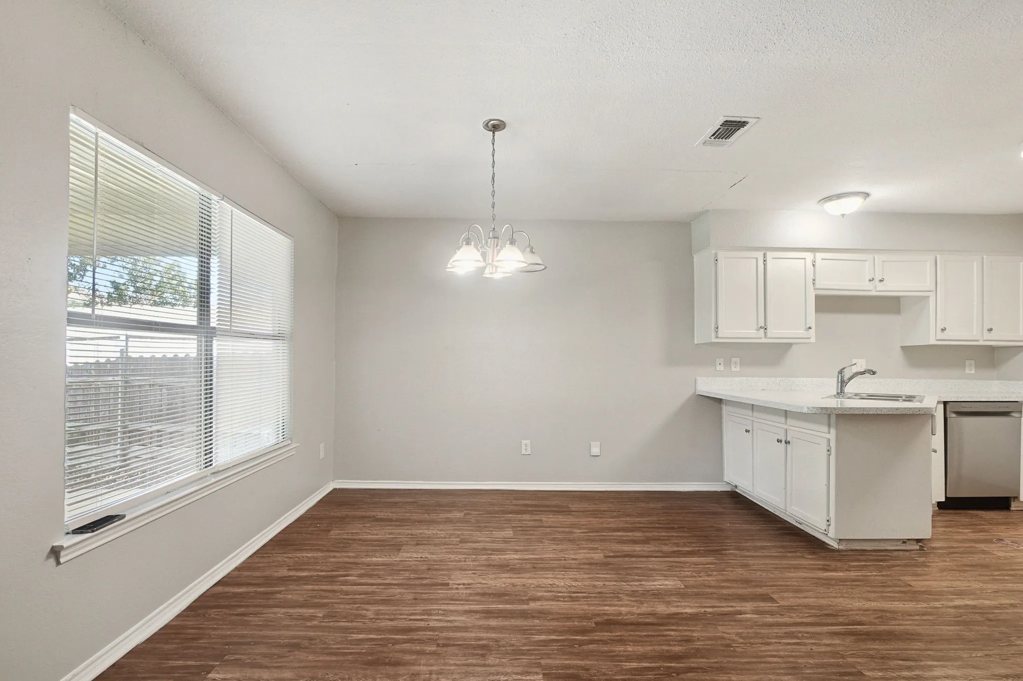 Single Family Residence For Sale in Tarrant County , 6000 Lavaca Drive, Arlington, Texas 76018, 3 Bedroom, 2 Bathroom, 2 Garage spaces, 1,559 Sqft, built in 1989, mls#21406624, Real Estate Agent in Arlington, Homes For Sale in Tarrant county, Homes For Sale in Arlington, Realtor in Arlington Texas, Real Estate Brokerage Independent Realty Texas, Luminita Cordes Realtor