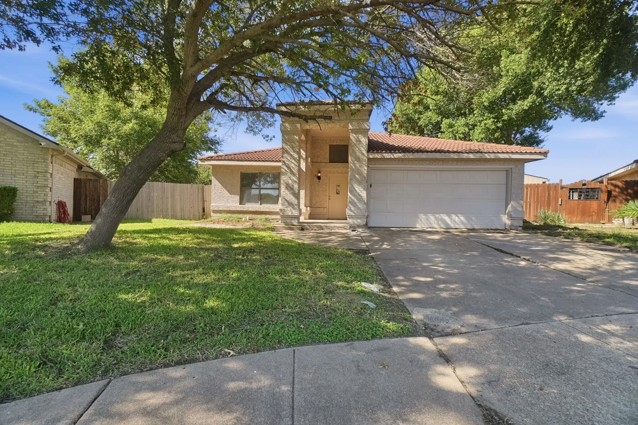 Single Family Residence For Sale in Tarrant County , 6000 Lavaca Drive, Arlington, Texas 76018, 3 Bedroom, 2 Bathroom, 2 Garage spaces, 1,559 Sqft, built in 1989, mls#21406624, Real Estate Agent in Arlington, Homes For Sale in Tarrant county, Homes For Sale in Arlington, Realtor in Arlington Texas, Real Estate Brokerage Independent Realty Texas, Luminita Cordes Realtor