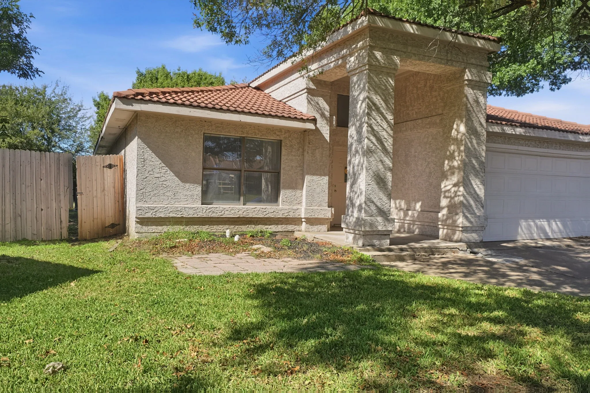 Single Family Residence For Sale in Tarrant County , 6000 Lavaca Drive, Arlington, Texas 76018, 3 Bedroom, 2 Bathroom, 2 Garage spaces, 1,559 Sqft, built in 1989, mls#21406624, Real Estate Agent in Arlington, Homes For Sale in Tarrant county, Homes For Sale in Arlington, Realtor in Arlington Texas, Real Estate Brokerage Independent Realty Texas, Luminita Cordes Realtor