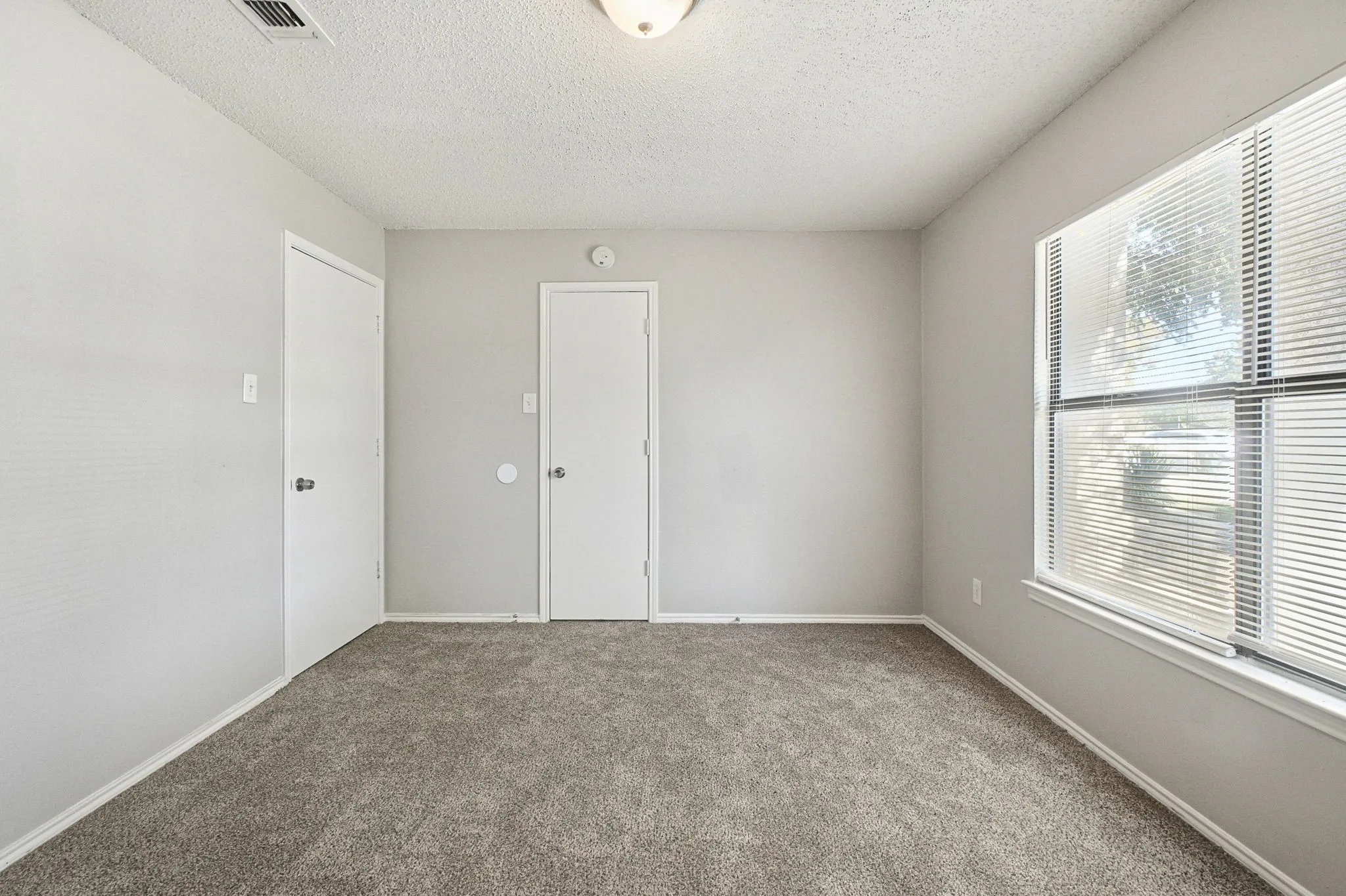 Single Family Residence For Sale in Tarrant County , 6000 Lavaca Drive, Arlington, Texas 76018, 3 Bedroom, 2 Bathroom, 2 Garage spaces, 1,559 Sqft, built in 1989, mls#21406624, Real Estate Agent in Arlington, Homes For Sale in Tarrant county, Homes For Sale in Arlington, Realtor in Arlington Texas, Real Estate Brokerage Independent Realty Texas, Luminita Cordes Realtor