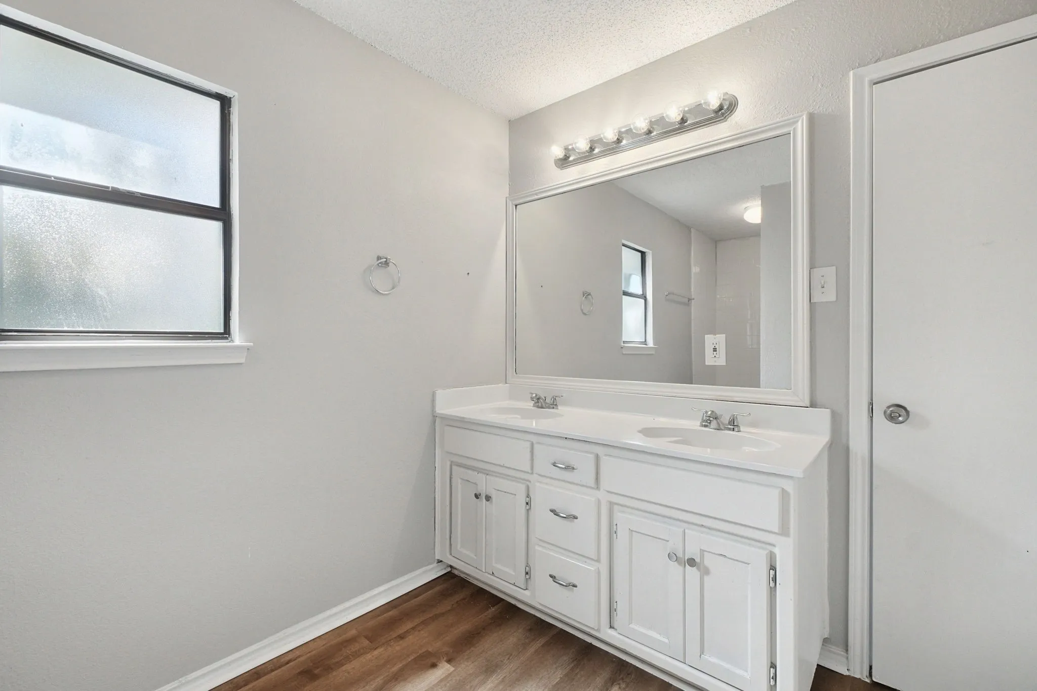 Single Family Residence For Sale in Tarrant County , 6000 Lavaca Drive, Arlington, Texas 76018, 3 Bedroom, 2 Bathroom, 2 Garage spaces, 1,559 Sqft, built in 1989, mls#21406624, Real Estate Agent in Arlington, Homes For Sale in Tarrant county, Homes For Sale in Arlington, Realtor in Arlington Texas, Real Estate Brokerage Independent Realty Texas, Luminita Cordes Realtor