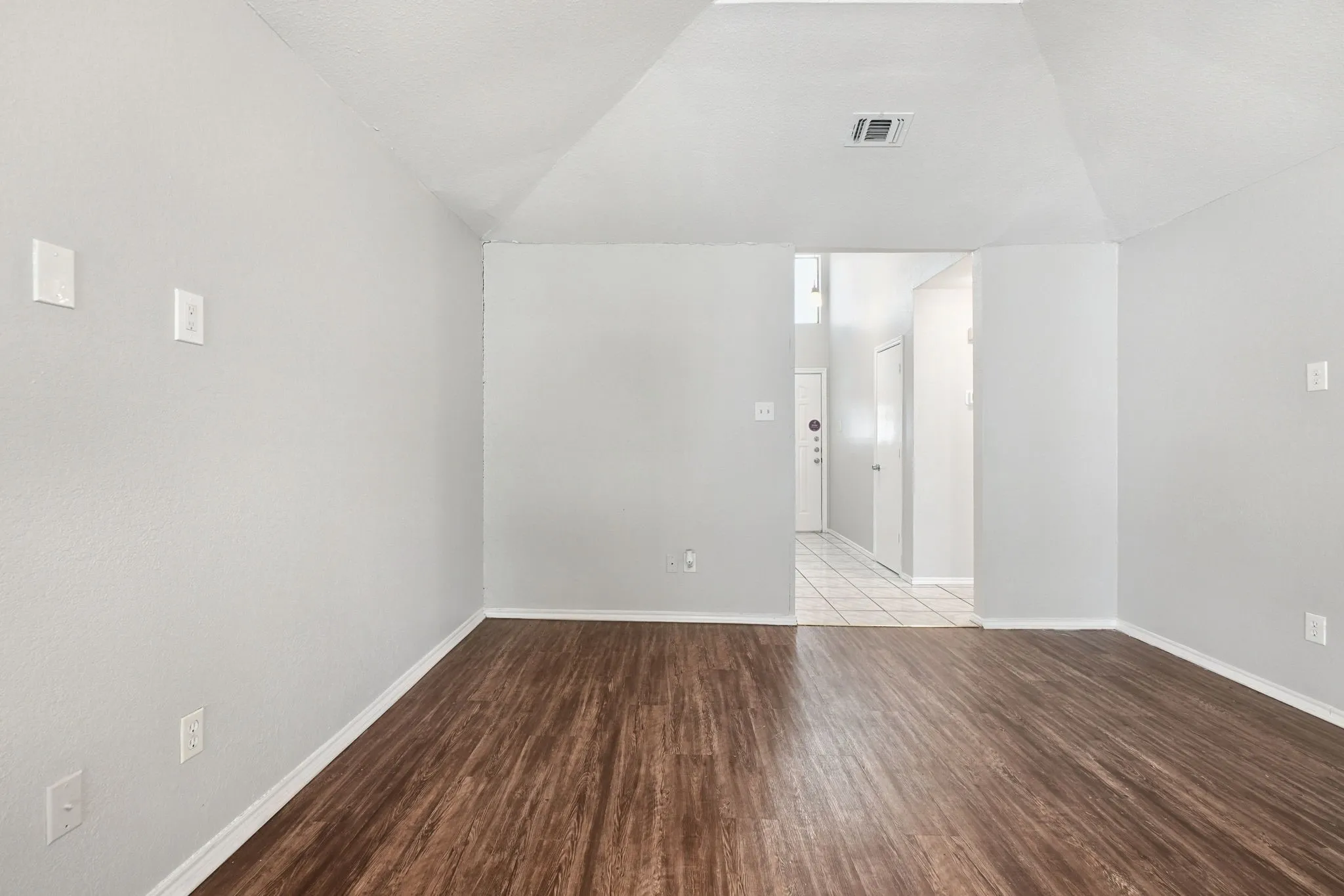 Single Family Residence For Sale in Tarrant County , 6000 Lavaca Drive, Arlington, Texas 76018, 3 Bedroom, 2 Bathroom, 2 Garage spaces, 1,559 Sqft, built in 1989, mls#21406624, Real Estate Agent in Arlington, Homes For Sale in Tarrant county, Homes For Sale in Arlington, Realtor in Arlington Texas, Real Estate Brokerage Independent Realty Texas, Luminita Cordes Realtor