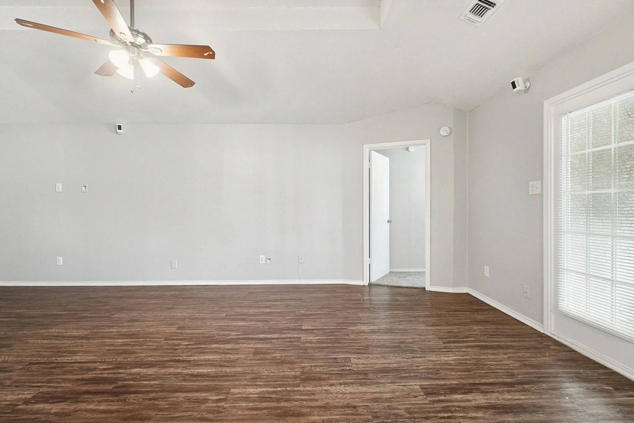 Single Family Residence For Sale in Tarrant County , 6000 Lavaca Drive, Arlington, Texas 76018, 3 Bedroom, 2 Bathroom, 2 Garage spaces, 1,559 Sqft, built in 1989, mls#21406624, Real Estate Agent in Arlington, Homes For Sale in Tarrant county, Homes For Sale in Arlington, Realtor in Arlington Texas, Real Estate Brokerage Independent Realty Texas, Luminita Cordes Realtor
