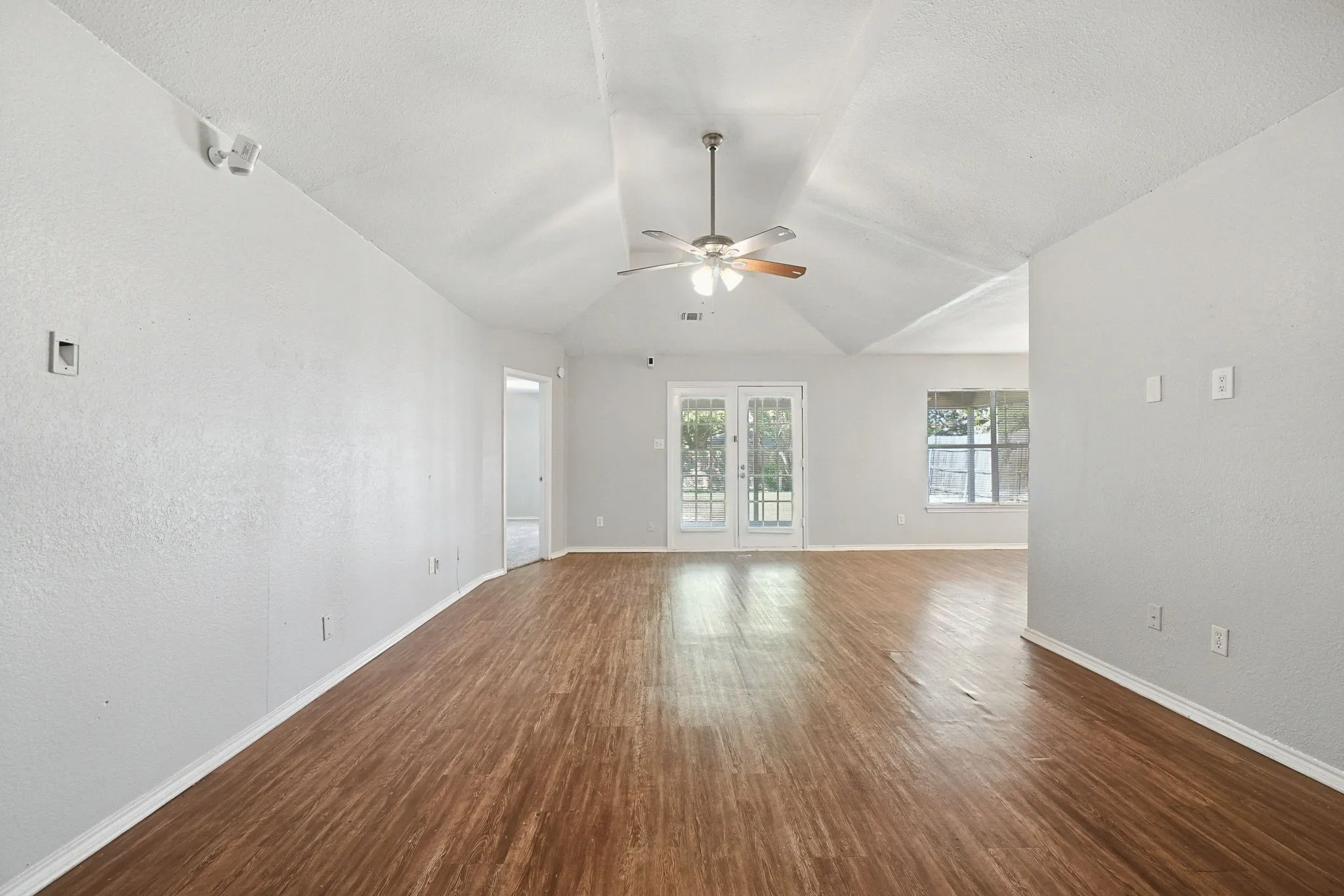 Single Family Residence For Sale in Tarrant County , 6000 Lavaca Drive, Arlington, Texas 76018, 3 Bedroom, 2 Bathroom, 2 Garage spaces, 1,559 Sqft, built in 1989, mls#21406624, Real Estate Agent in Arlington, Homes For Sale in Tarrant county, Homes For Sale in Arlington, Realtor in Arlington Texas, Real Estate Brokerage Independent Realty Texas, Luminita Cordes Realtor