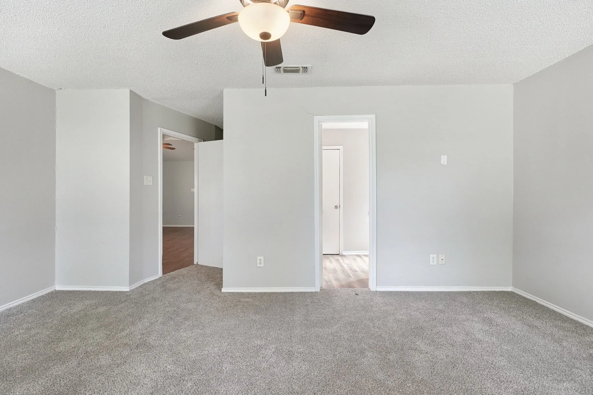 Single Family Residence For Sale in Tarrant County , 6000 Lavaca Drive, Arlington, Texas 76018, 3 Bedroom, 2 Bathroom, 2 Garage spaces, 1,559 Sqft, built in 1989, mls#21406624, Real Estate Agent in Arlington, Homes For Sale in Tarrant county, Homes For Sale in Arlington, Realtor in Arlington Texas, Real Estate Brokerage Independent Realty Texas, Luminita Cordes Realtor