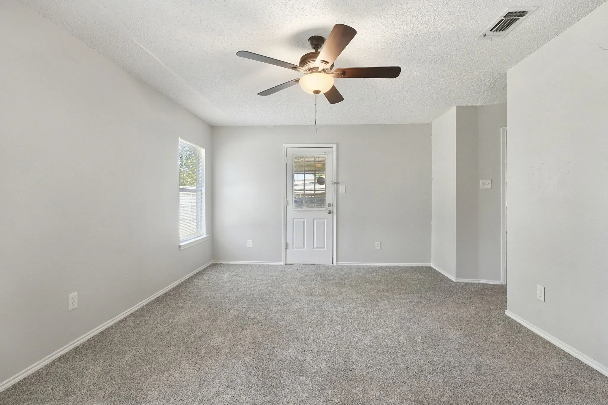 Single Family Residence For Sale in Tarrant County , 6000 Lavaca Drive, Arlington, Texas 76018, 3 Bedroom, 2 Bathroom, 2 Garage spaces, 1,559 Sqft, built in 1989, mls#21406624, Real Estate Agent in Arlington, Homes For Sale in Tarrant county, Homes For Sale in Arlington, Realtor in Arlington Texas, Real Estate Brokerage Independent Realty Texas, Luminita Cordes Realtor
