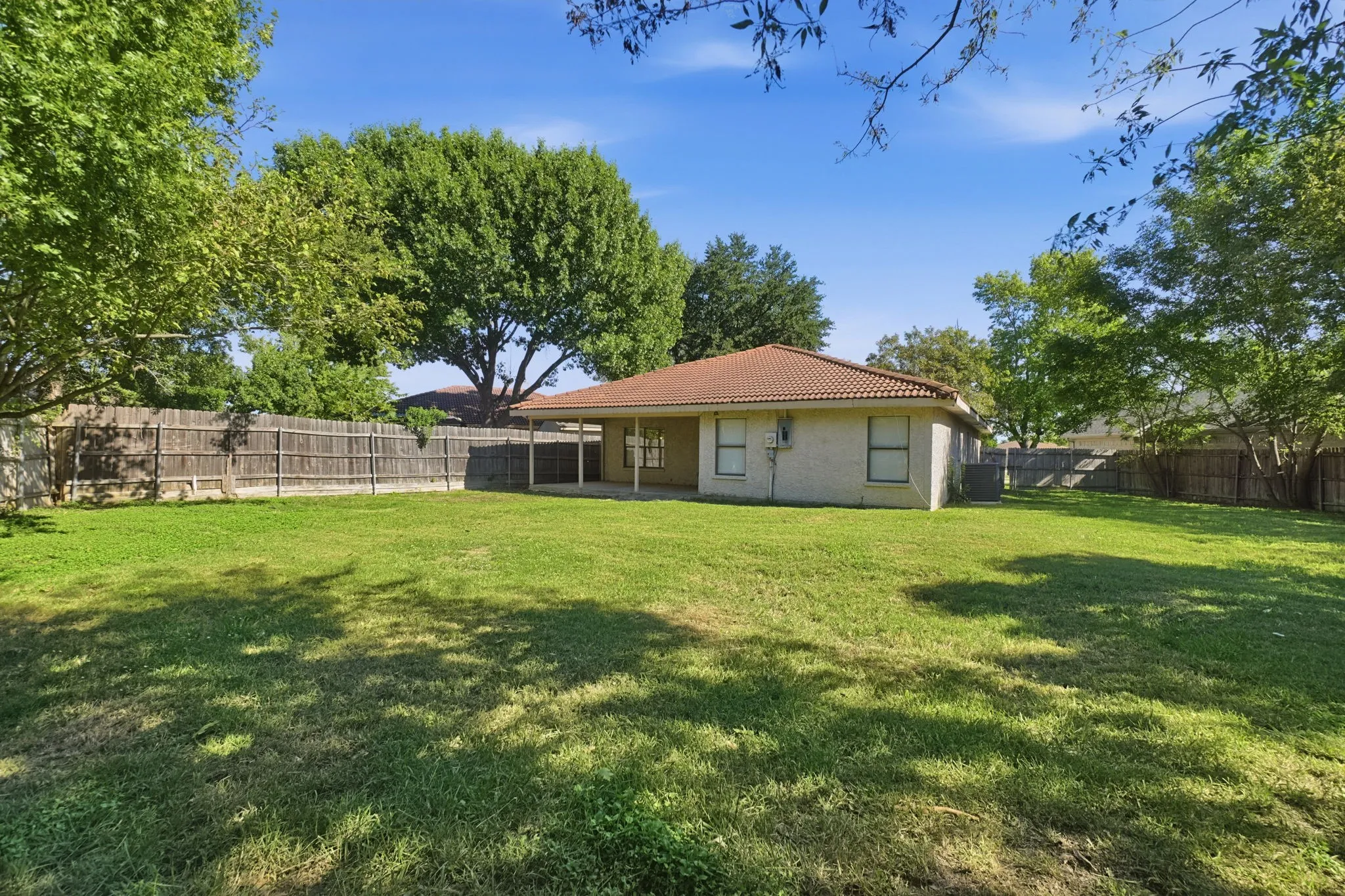 Single Family Residence For Sale in Tarrant County , 6000 Lavaca Drive, Arlington, Texas 76018, 3 Bedroom, 2 Bathroom, 2 Garage spaces, 1,559 Sqft, built in 1989, mls#21406624, Real Estate Agent in Arlington, Homes For Sale in Tarrant county, Homes For Sale in Arlington, Realtor in Arlington Texas, Real Estate Brokerage Independent Realty Texas, Luminita Cordes Realtor