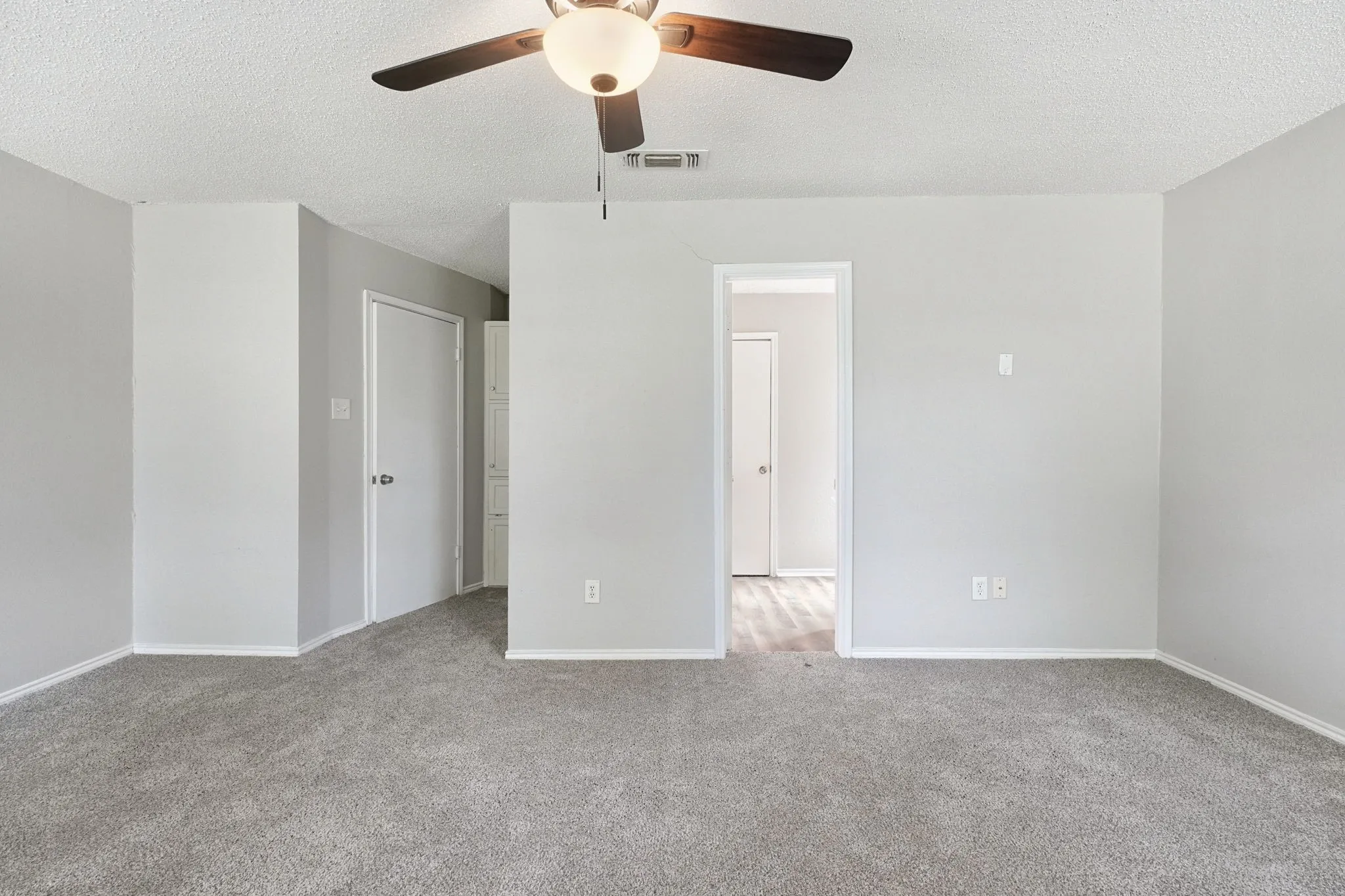 Single Family Residence For Sale in Tarrant County , 6000 Lavaca Drive, Arlington, Texas 76018, 3 Bedroom, 2 Bathroom, 2 Garage spaces, 1,559 Sqft, built in 1989, mls#21406624, Real Estate Agent in Arlington, Homes For Sale in Tarrant county, Homes For Sale in Arlington, Realtor in Arlington Texas, Real Estate Brokerage Independent Realty Texas, Luminita Cordes Realtor