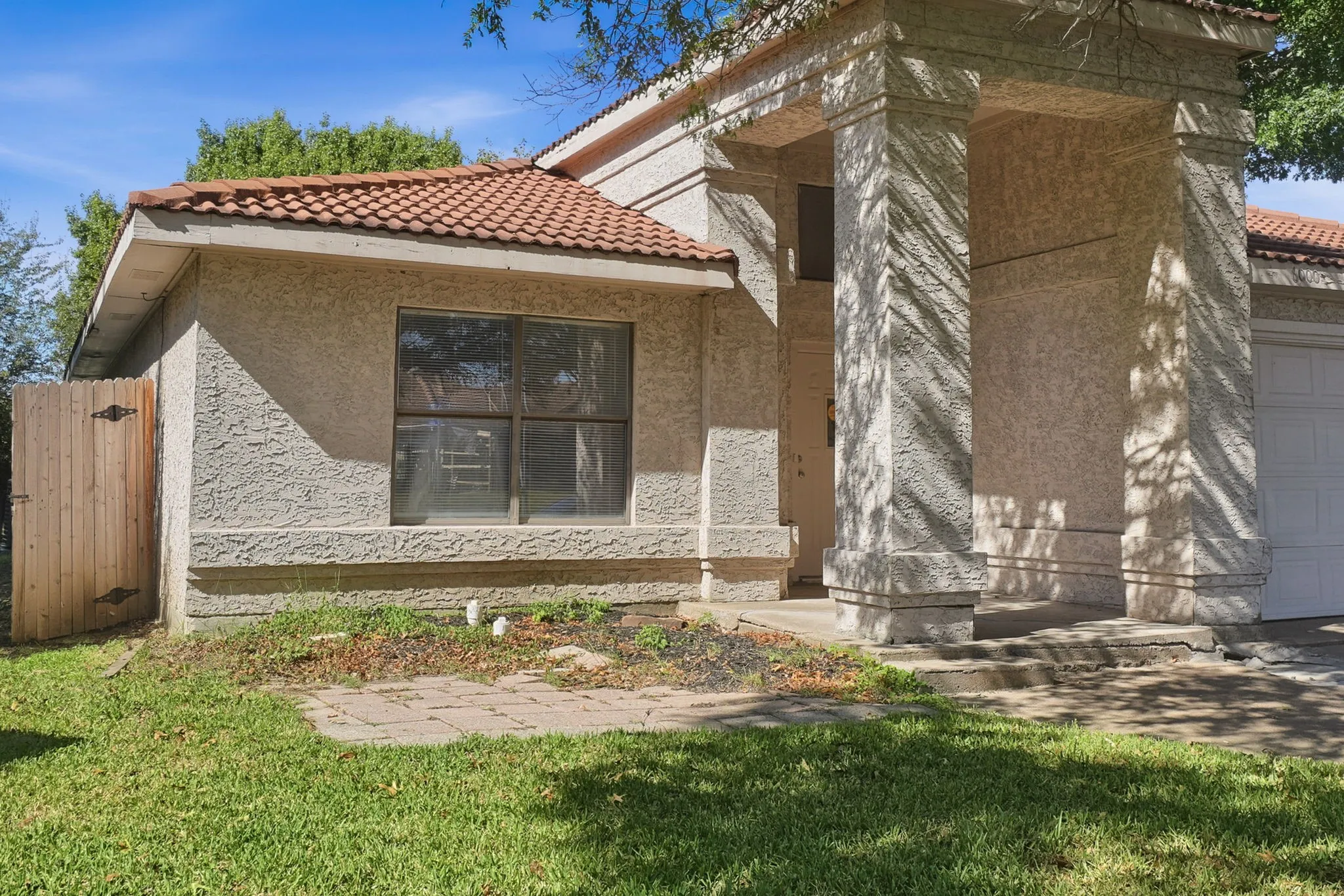 Single Family Residence For Sale in Tarrant County , 6000 Lavaca Drive, Arlington, Texas 76018, 3 Bedroom, 2 Bathroom, 2 Garage spaces, 1,559 Sqft, built in 1989, mls#21406624, Real Estate Agent in Arlington, Homes For Sale in Tarrant county, Homes For Sale in Arlington, Realtor in Arlington Texas, Real Estate Brokerage Independent Realty Texas, Luminita Cordes Realtor