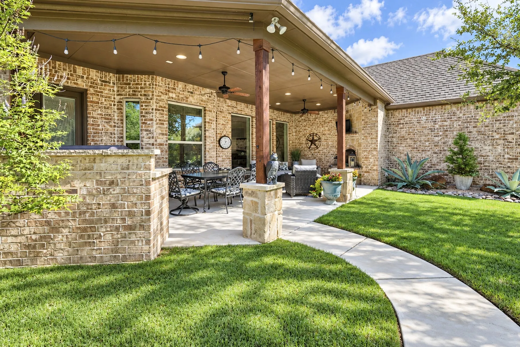 Single Family Residence For Sale in Tarrant County , 9100 Northampton Drive, North Richland Hills, Texas 76182, 4 Bedroom, 4 Bathroom, 3 Garage spaces, 3,215 Sqft, built in 2016, mls#21374055, Real Estate Agent in North Richland Hills, Homes For Sale in Tarrant county, Homes For Sale in North Richland Hills, Realtor in North Richland Hills Texas, Real Estate Brokerage Independent Realty Texas, Luminita Cordes Realtor