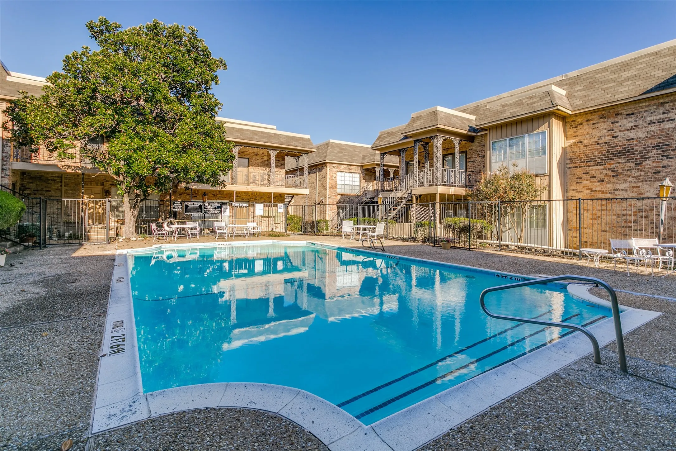 Condominium For Sale in Tarrant County , 4413 Bellaire Dr S 104S, Fort Worth, Texas 76109, 2 Bedroom, 2 Bathroom, Garage spaces, 1,149 Sqft, built in 1972, mls#21405140, Real Estate Agent in Fort Worth, Homes For Sale in Tarrant county, Homes For Sale in Fort Worth, Realtor in Fort Worth Texas, Real Estate Brokerage Independent Realty Texas, Luminita Cordes Realtor