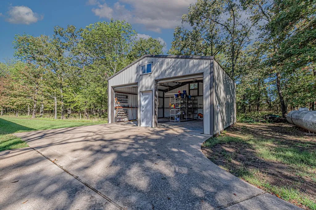 Single Family Residence For Sale in Rains County , 592 Rs County Road 1151, Emory, Texas 75440, 3 Bedroom, 2 Bathroom, 4 Garage spaces, 2,563 Sqft, built in 2012, mls#21406122, Real Estate Agent in Emory, Homes For Sale in Rains county, Homes For Sale in Emory, Realtor in Emory Texas, Real Estate Brokerage Independent Realty Texas, Luminita Cordes Realtor