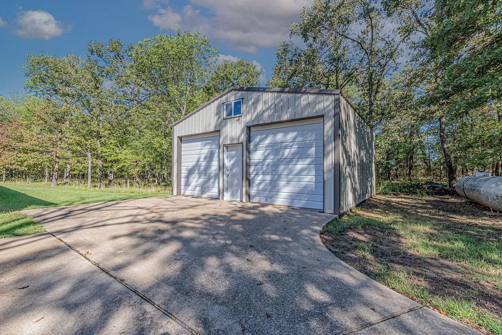Single Family Residence For Sale in Rains County , 592 Rs County Road 1151, Emory, Texas 75440, 3 Bedroom, 2 Bathroom, 4 Garage spaces, 2,563 Sqft, built in 2012, mls#21406122, Real Estate Agent in Emory, Homes For Sale in Rains county, Homes For Sale in Emory, Realtor in Emory Texas, Real Estate Brokerage Independent Realty Texas, Luminita Cordes Realtor