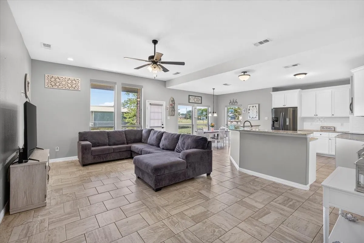 Single Family Residence For Sale in Henderson County , 233 Anchor, Gun Barrel City, Texas 75156, 3 Bedroom, 2 Bathroom, 2 Garage spaces, 1,663 Sqft, built in 2018, mls#21406884, Real Estate Agent in Gun Barrel City, Homes For Sale in Henderson county, Homes For Sale in Gun Barrel City, Realtor in Gun Barrel City Texas, Real Estate Brokerage Independent Realty Texas, Luminita Cordes Realtor