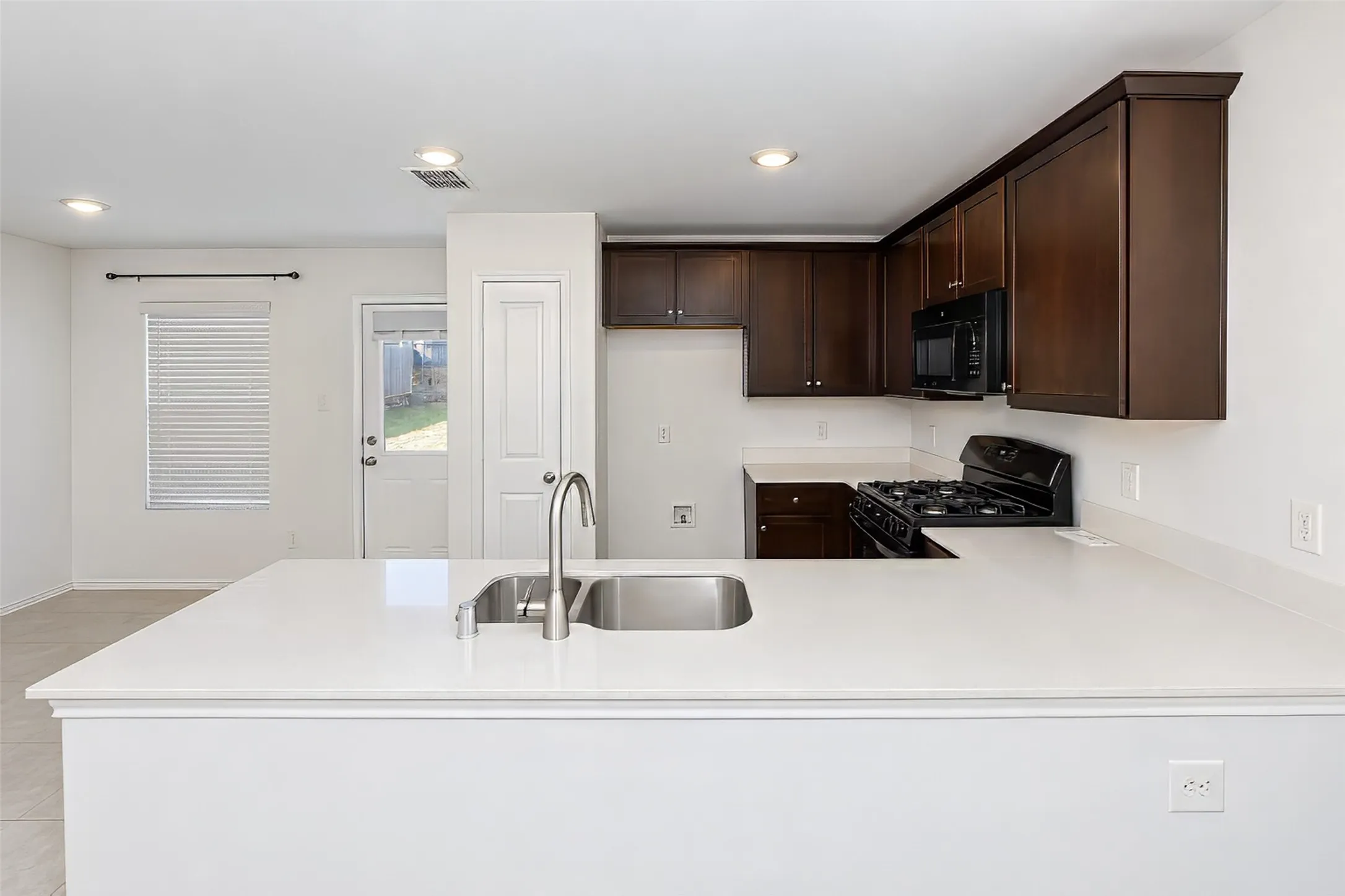 Single Family Residence For Rent in Tarrant County , 8316 Bell Ridge Lane, Fort Worth, Texas 76123, 3 Bedroom, 2 Bathroom, 2 Garage spaces, 1,305 Sqft, built in 2022, mls#21393219, Real Estate Agent in Fort Worth, Homes For Rent in Tarrant county, Homes For Rent in Fort Worth, Realtor in Fort Worth Texas, Real Estate Brokerage Independent Realty Texas, Luminita Cordes Realtor
