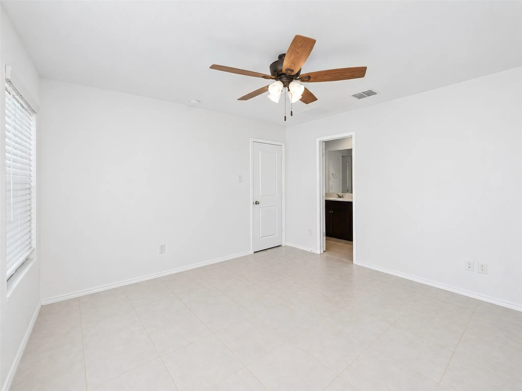 Single Family Residence For Rent in Tarrant County , 8316 Bell Ridge Lane, Fort Worth, Texas 76123, 3 Bedroom, 2 Bathroom, 2 Garage spaces, 1,305 Sqft, built in 2022, mls#21393219, Real Estate Agent in Fort Worth, Homes For Rent in Tarrant county, Homes For Rent in Fort Worth, Realtor in Fort Worth Texas, Real Estate Brokerage Independent Realty Texas, Luminita Cordes Realtor
