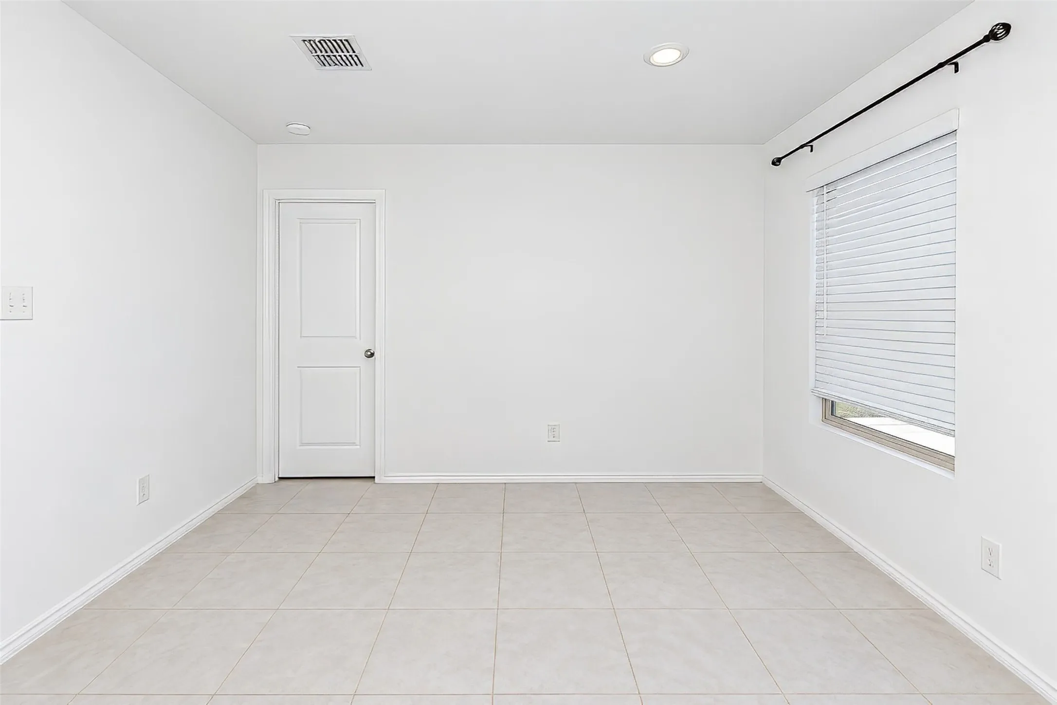 Single Family Residence For Rent in Tarrant County , 8316 Bell Ridge Lane, Fort Worth, Texas 76123, 3 Bedroom, 2 Bathroom, 2 Garage spaces, 1,305 Sqft, built in 2022, mls#21393219, Real Estate Agent in Fort Worth, Homes For Rent in Tarrant county, Homes For Rent in Fort Worth, Realtor in Fort Worth Texas, Real Estate Brokerage Independent Realty Texas, Luminita Cordes Realtor