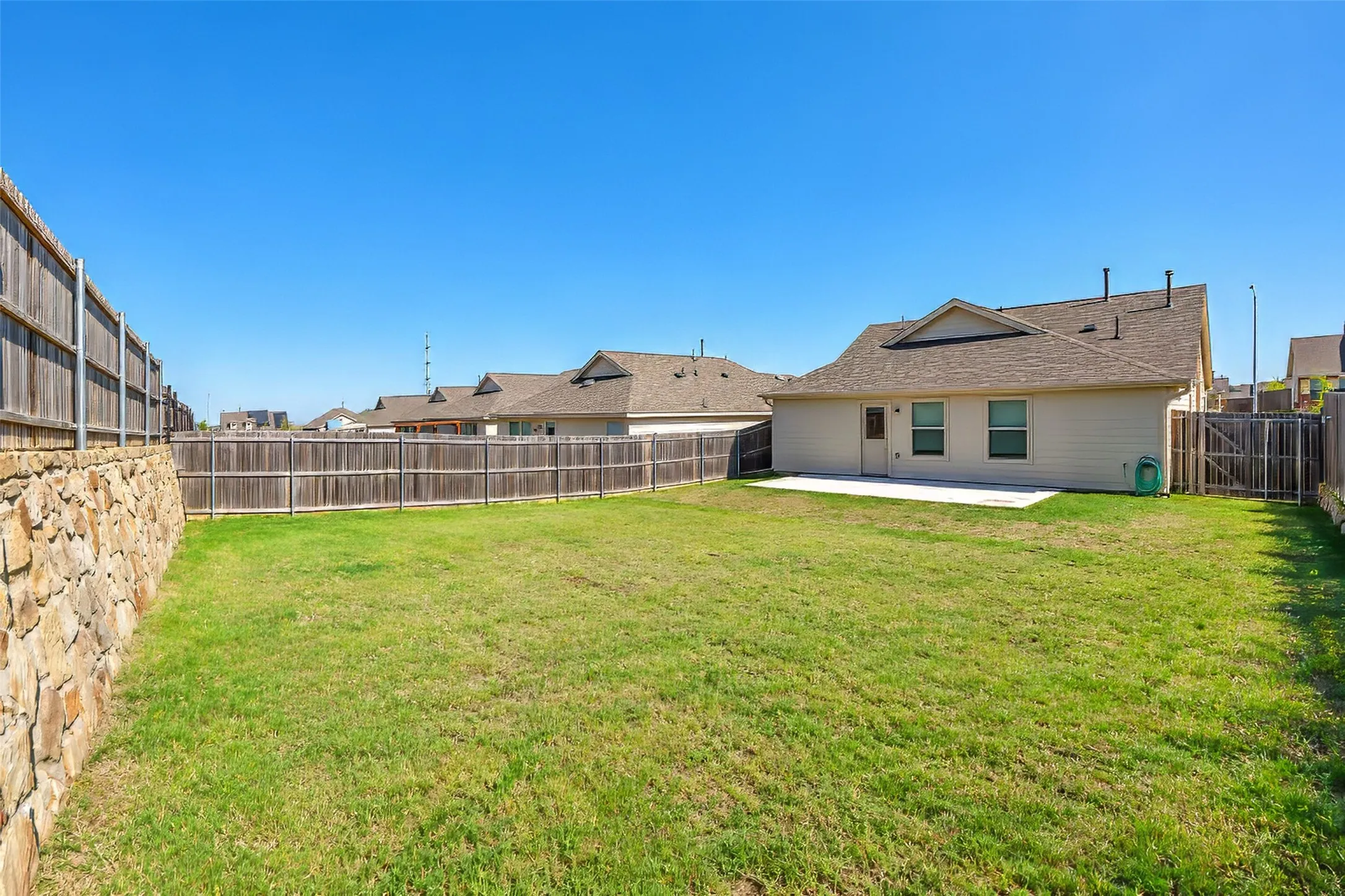 Single Family Residence For Rent in Tarrant County , 8316 Bell Ridge Lane, Fort Worth, Texas 76123, 3 Bedroom, 2 Bathroom, 2 Garage spaces, 1,305 Sqft, built in 2022, mls#21393219, Real Estate Agent in Fort Worth, Homes For Rent in Tarrant county, Homes For Rent in Fort Worth, Realtor in Fort Worth Texas, Real Estate Brokerage Independent Realty Texas, Luminita Cordes Realtor