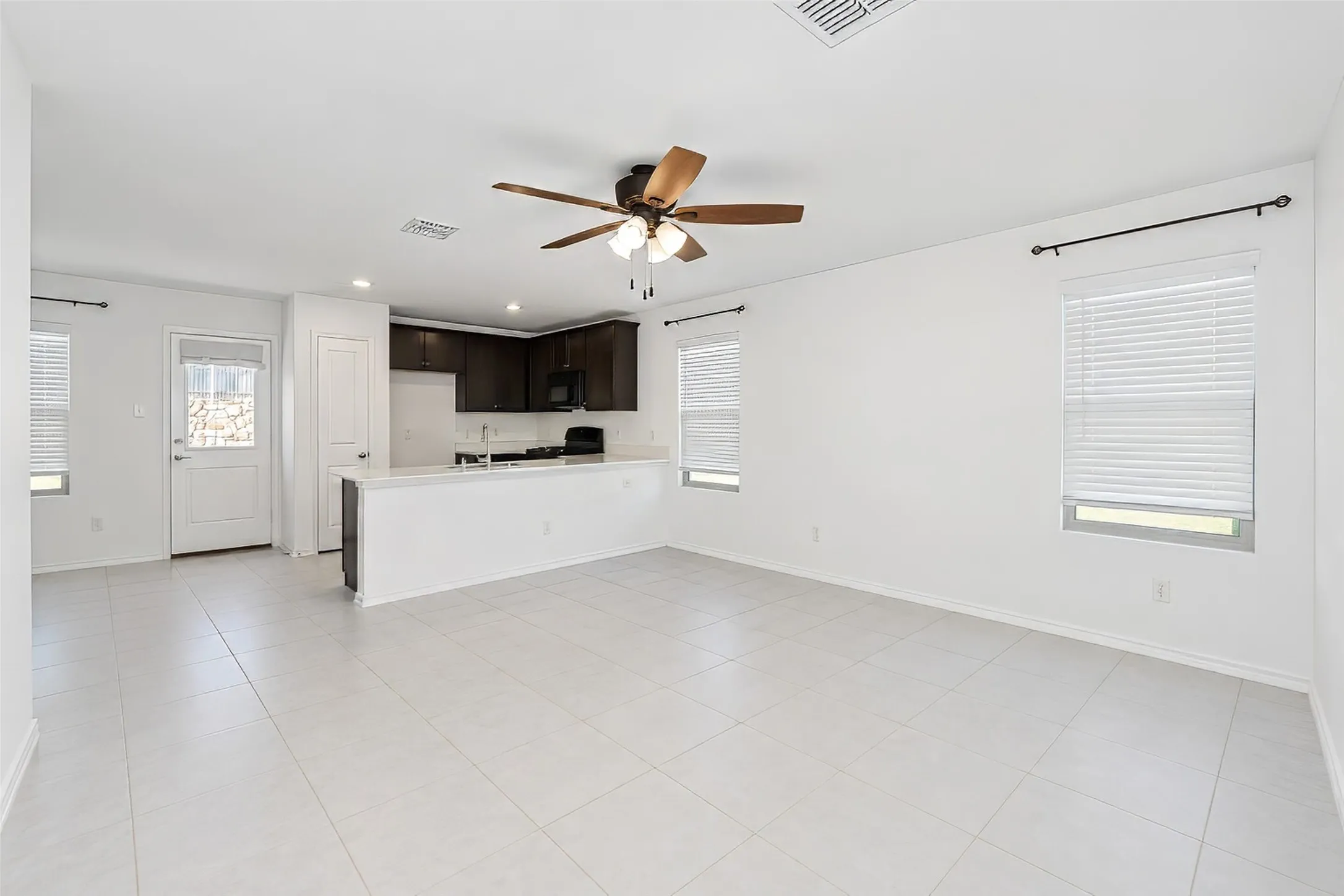 Single Family Residence For Rent in Tarrant County , 8316 Bell Ridge Lane, Fort Worth, Texas 76123, 3 Bedroom, 2 Bathroom, 2 Garage spaces, 1,305 Sqft, built in 2022, mls#21393219, Real Estate Agent in Fort Worth, Homes For Rent in Tarrant county, Homes For Rent in Fort Worth, Realtor in Fort Worth Texas, Real Estate Brokerage Independent Realty Texas, Luminita Cordes Realtor