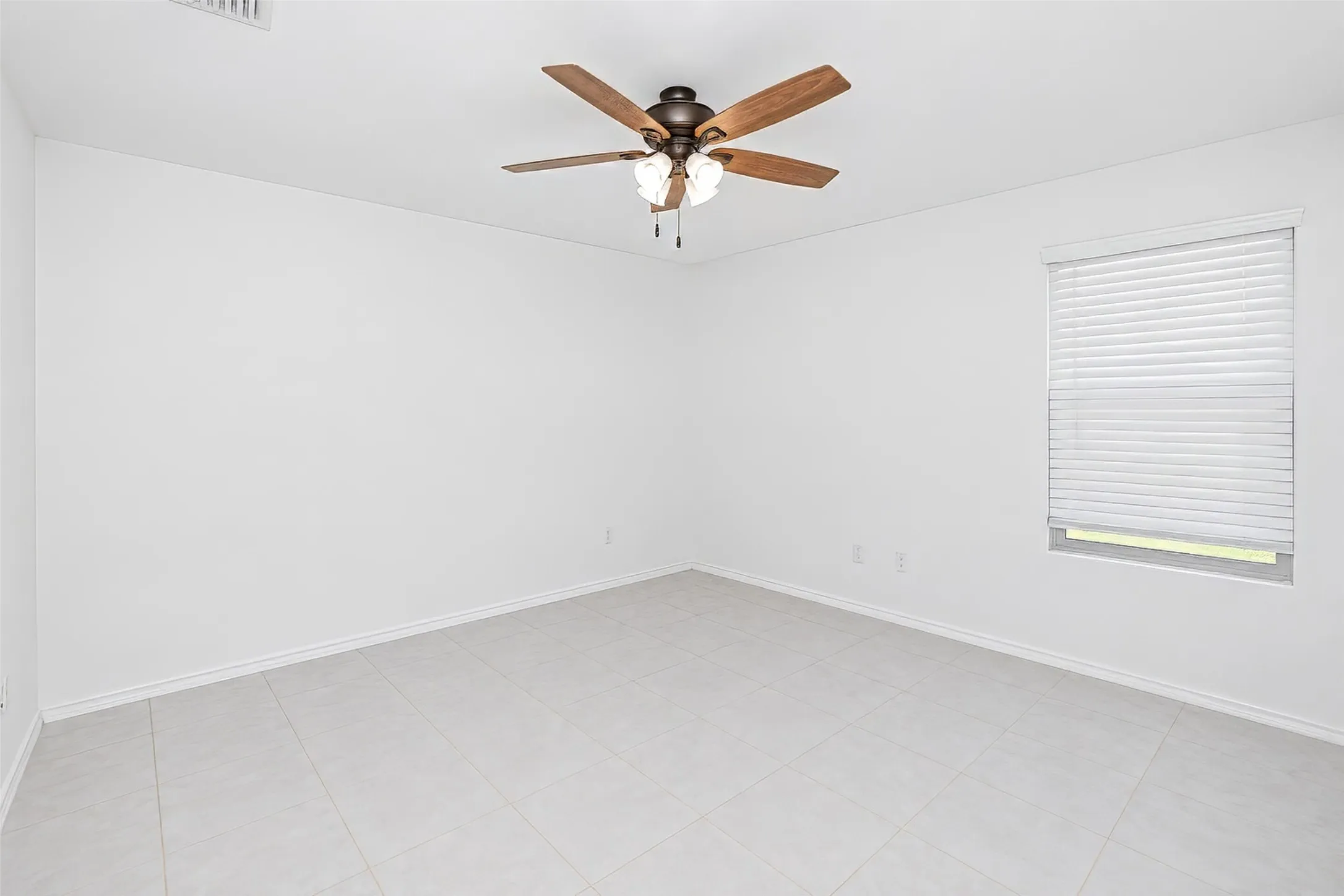 Single Family Residence For Rent in Tarrant County , 8316 Bell Ridge Lane, Fort Worth, Texas 76123, 3 Bedroom, 2 Bathroom, 2 Garage spaces, 1,305 Sqft, built in 2022, mls#21393219, Real Estate Agent in Fort Worth, Homes For Rent in Tarrant county, Homes For Rent in Fort Worth, Realtor in Fort Worth Texas, Real Estate Brokerage Independent Realty Texas, Luminita Cordes Realtor