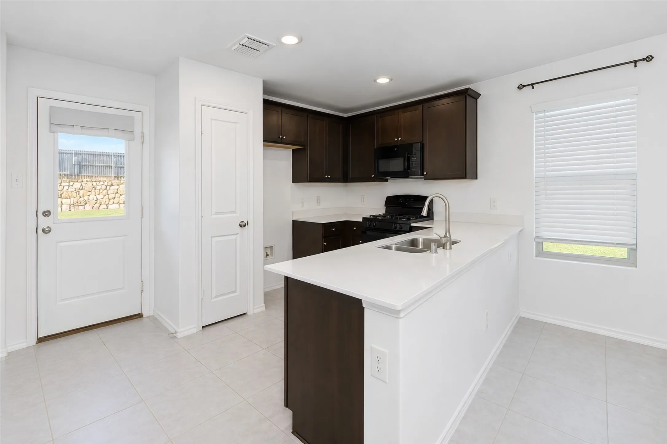 Single Family Residence For Rent in Tarrant County , 8316 Bell Ridge Lane, Fort Worth, Texas 76123, 3 Bedroom, 2 Bathroom, 2 Garage spaces, 1,305 Sqft, built in 2022, mls#21393219, Real Estate Agent in Fort Worth, Homes For Rent in Tarrant county, Homes For Rent in Fort Worth, Realtor in Fort Worth Texas, Real Estate Brokerage Independent Realty Texas, Luminita Cordes Realtor