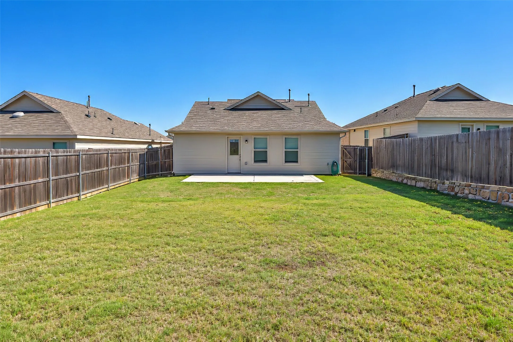 Single Family Residence For Rent in Tarrant County , 8316 Bell Ridge Lane, Fort Worth, Texas 76123, 3 Bedroom, 2 Bathroom, 2 Garage spaces, 1,305 Sqft, built in 2022, mls#21393219, Real Estate Agent in Fort Worth, Homes For Rent in Tarrant county, Homes For Rent in Fort Worth, Realtor in Fort Worth Texas, Real Estate Brokerage Independent Realty Texas, Luminita Cordes Realtor