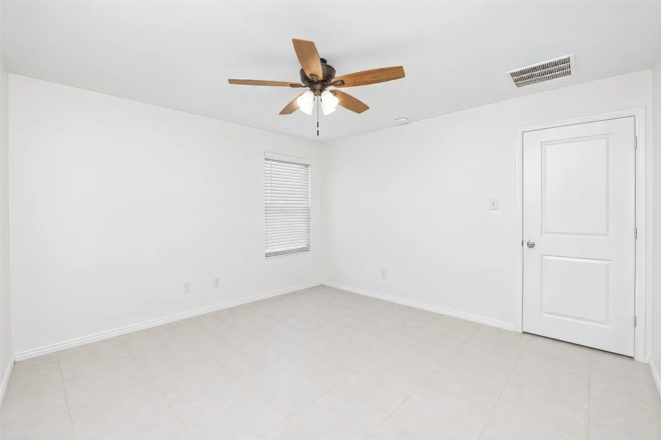 Single Family Residence For Rent in Tarrant County , 8316 Bell Ridge Lane, Fort Worth, Texas 76123, 3 Bedroom, 2 Bathroom, 2 Garage spaces, 1,305 Sqft, built in 2022, mls#21393219, Real Estate Agent in Fort Worth, Homes For Rent in Tarrant county, Homes For Rent in Fort Worth, Realtor in Fort Worth Texas, Real Estate Brokerage Independent Realty Texas, Luminita Cordes Realtor