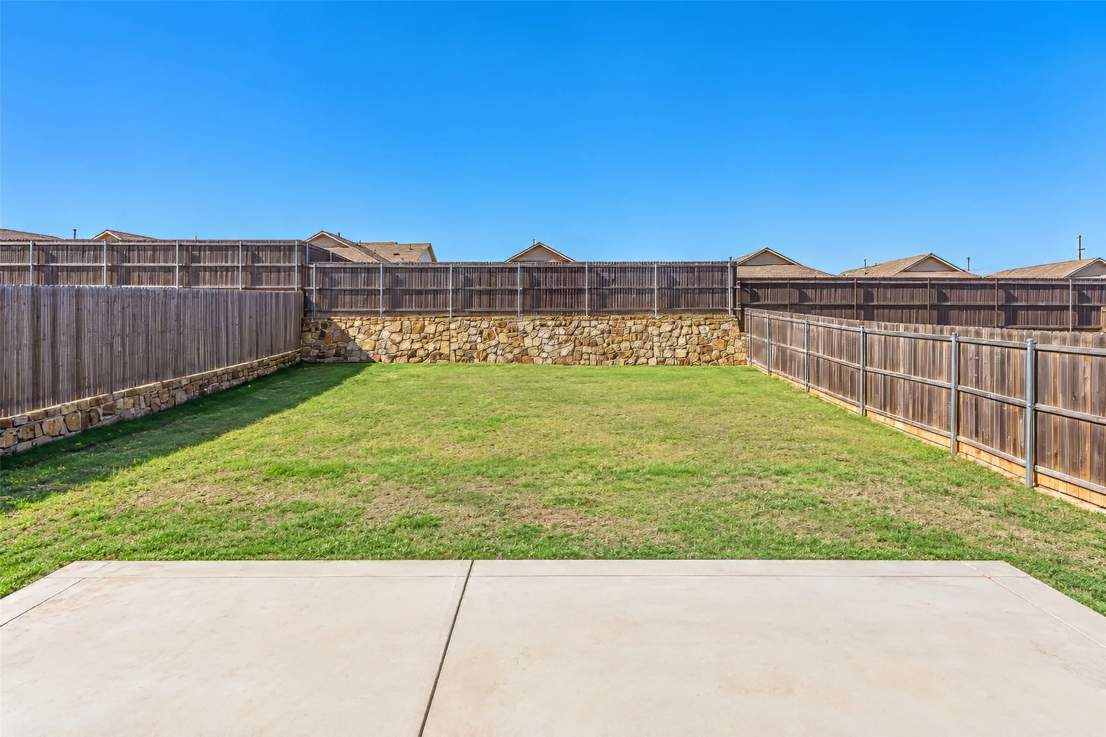 Single Family Residence For Rent in Tarrant County , 8316 Bell Ridge Lane, Fort Worth, Texas 76123, 3 Bedroom, 2 Bathroom, 2 Garage spaces, 1,305 Sqft, built in 2022, mls#21393219, Real Estate Agent in Fort Worth, Homes For Rent in Tarrant county, Homes For Rent in Fort Worth, Realtor in Fort Worth Texas, Real Estate Brokerage Independent Realty Texas, Luminita Cordes Realtor