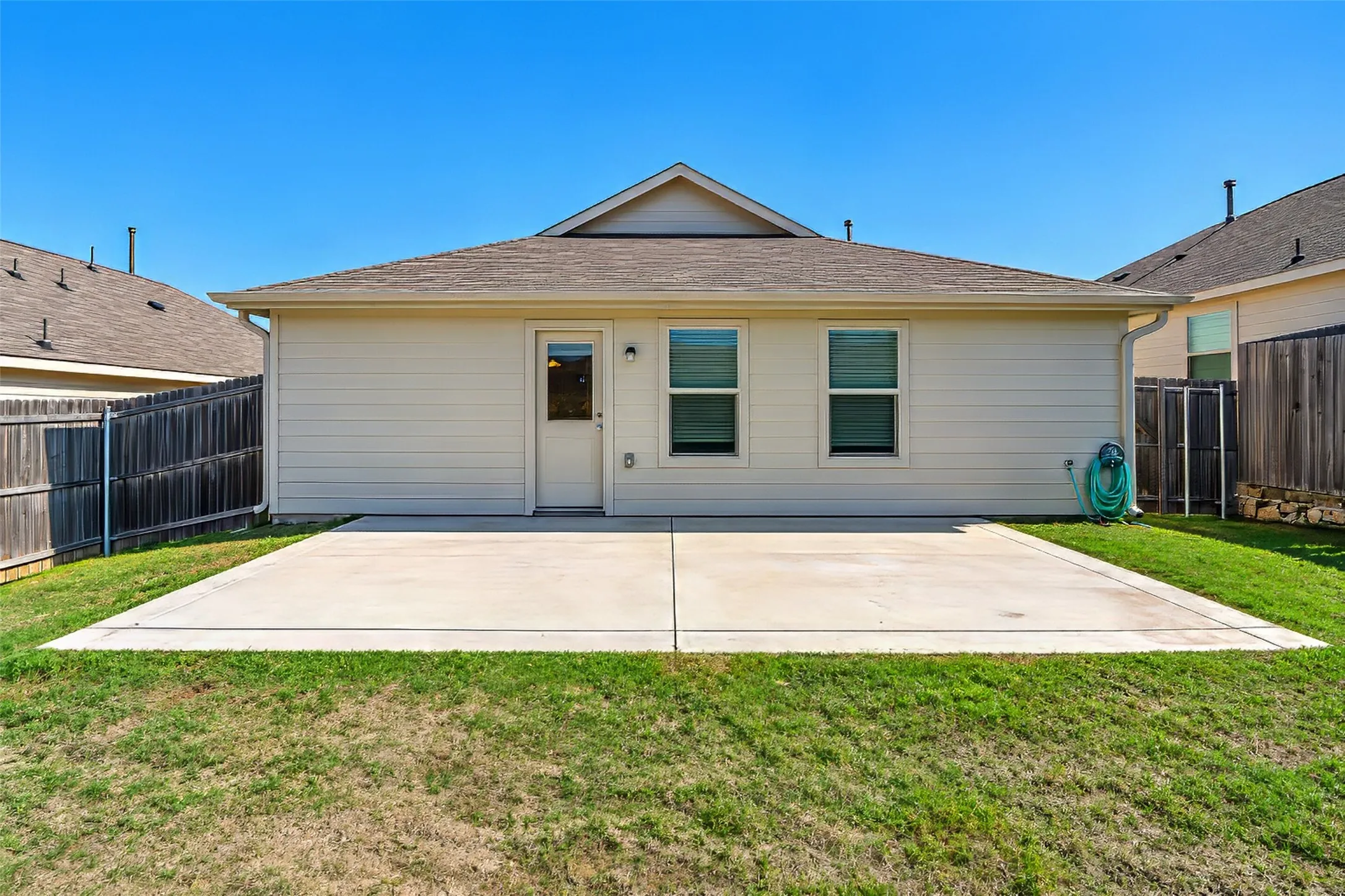 Single Family Residence For Rent in Tarrant County , 8316 Bell Ridge Lane, Fort Worth, Texas 76123, 3 Bedroom, 2 Bathroom, 2 Garage spaces, 1,305 Sqft, built in 2022, mls#21393219, Real Estate Agent in Fort Worth, Homes For Rent in Tarrant county, Homes For Rent in Fort Worth, Realtor in Fort Worth Texas, Real Estate Brokerage Independent Realty Texas, Luminita Cordes Realtor