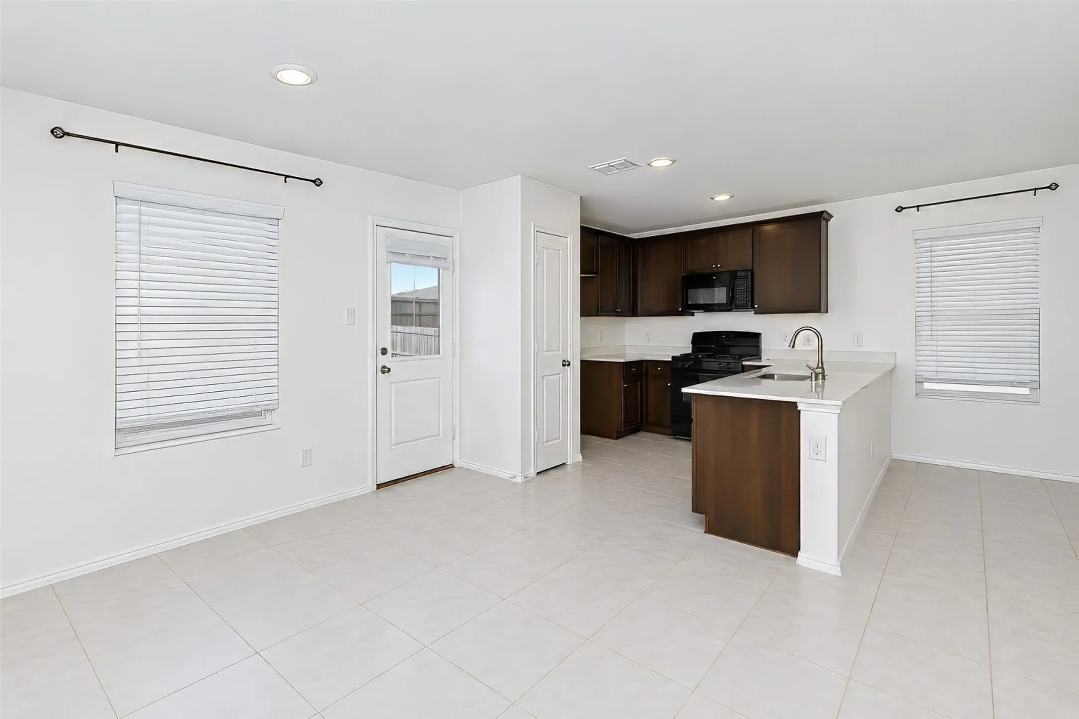 Single Family Residence For Rent in Tarrant County , 8316 Bell Ridge Lane, Fort Worth, Texas 76123, 3 Bedroom, 2 Bathroom, 2 Garage spaces, 1,305 Sqft, built in 2022, mls#21393219, Real Estate Agent in Fort Worth, Homes For Rent in Tarrant county, Homes For Rent in Fort Worth, Realtor in Fort Worth Texas, Real Estate Brokerage Independent Realty Texas, Luminita Cordes Realtor
