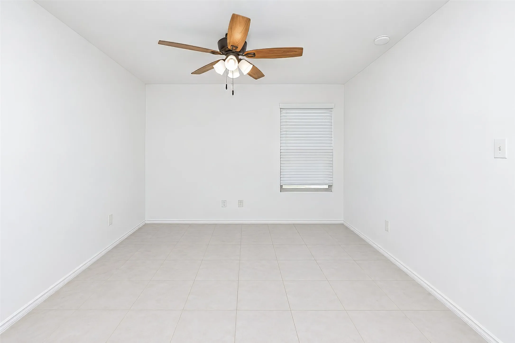 Single Family Residence For Rent in Tarrant County , 8316 Bell Ridge Lane, Fort Worth, Texas 76123, 3 Bedroom, 2 Bathroom, 2 Garage spaces, 1,305 Sqft, built in 2022, mls#21393219, Real Estate Agent in Fort Worth, Homes For Rent in Tarrant county, Homes For Rent in Fort Worth, Realtor in Fort Worth Texas, Real Estate Brokerage Independent Realty Texas, Luminita Cordes Realtor