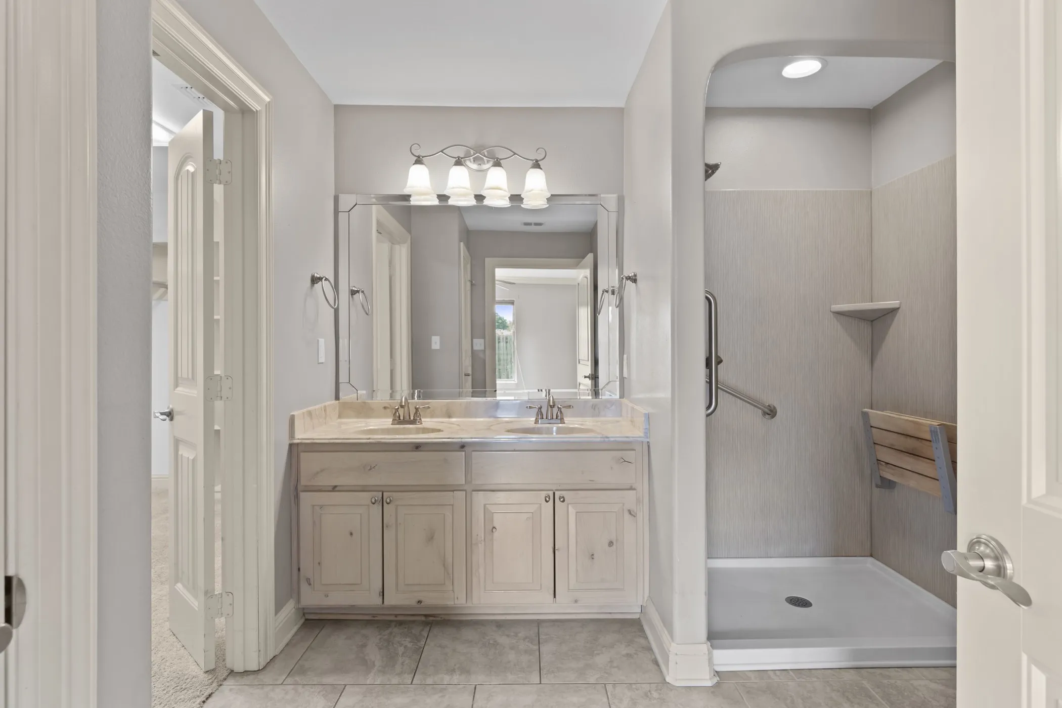Dual vanity with undermount sinks and light-toned countertop