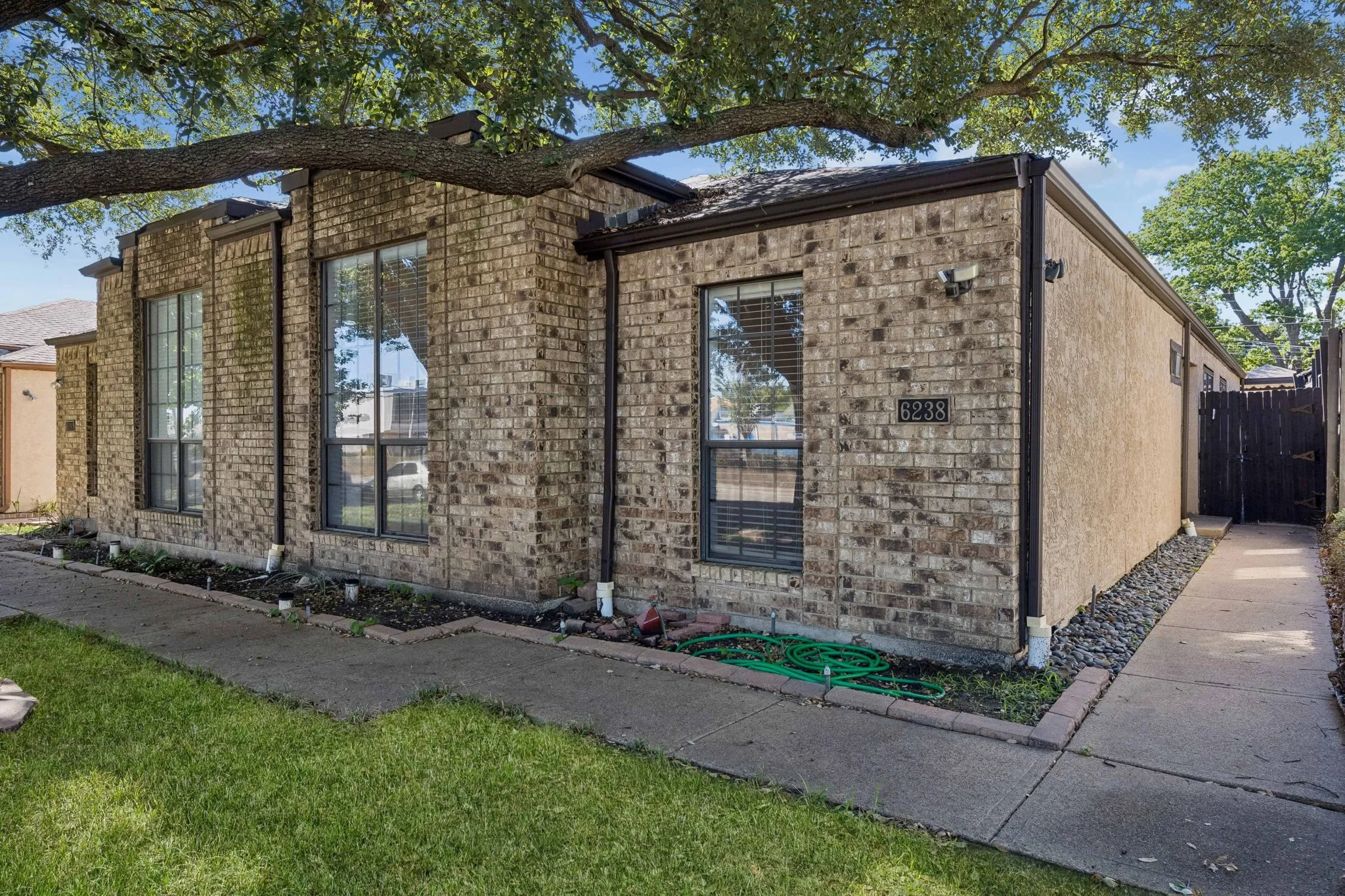 Duplex For Rent in Dallas County , 6238 Winton Street, Dallas, Texas 75214, 2 Bedroom, 2 Bathroom, 1 Garage spaces, 1,223 Sqft, built in 1984, mls#21406369, Real Estate Agent in Dallas, Homes For Rent in Dallas county, Homes For Rent in Dallas, Realtor in Dallas Texas, Real Estate Brokerage Independent Realty Texas, Luminita Cordes Realtor