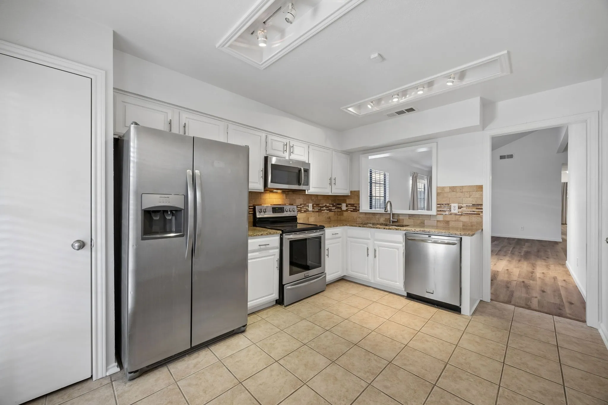 Duplex For Rent in Dallas County , 6238 Winton Street, Dallas, Texas 75214, 2 Bedroom, 2 Bathroom, 1 Garage spaces, 1,223 Sqft, built in 1984, mls#21406369, Real Estate Agent in Dallas, Homes For Rent in Dallas county, Homes For Rent in Dallas, Realtor in Dallas Texas, Real Estate Brokerage Independent Realty Texas, Luminita Cordes Realtor
