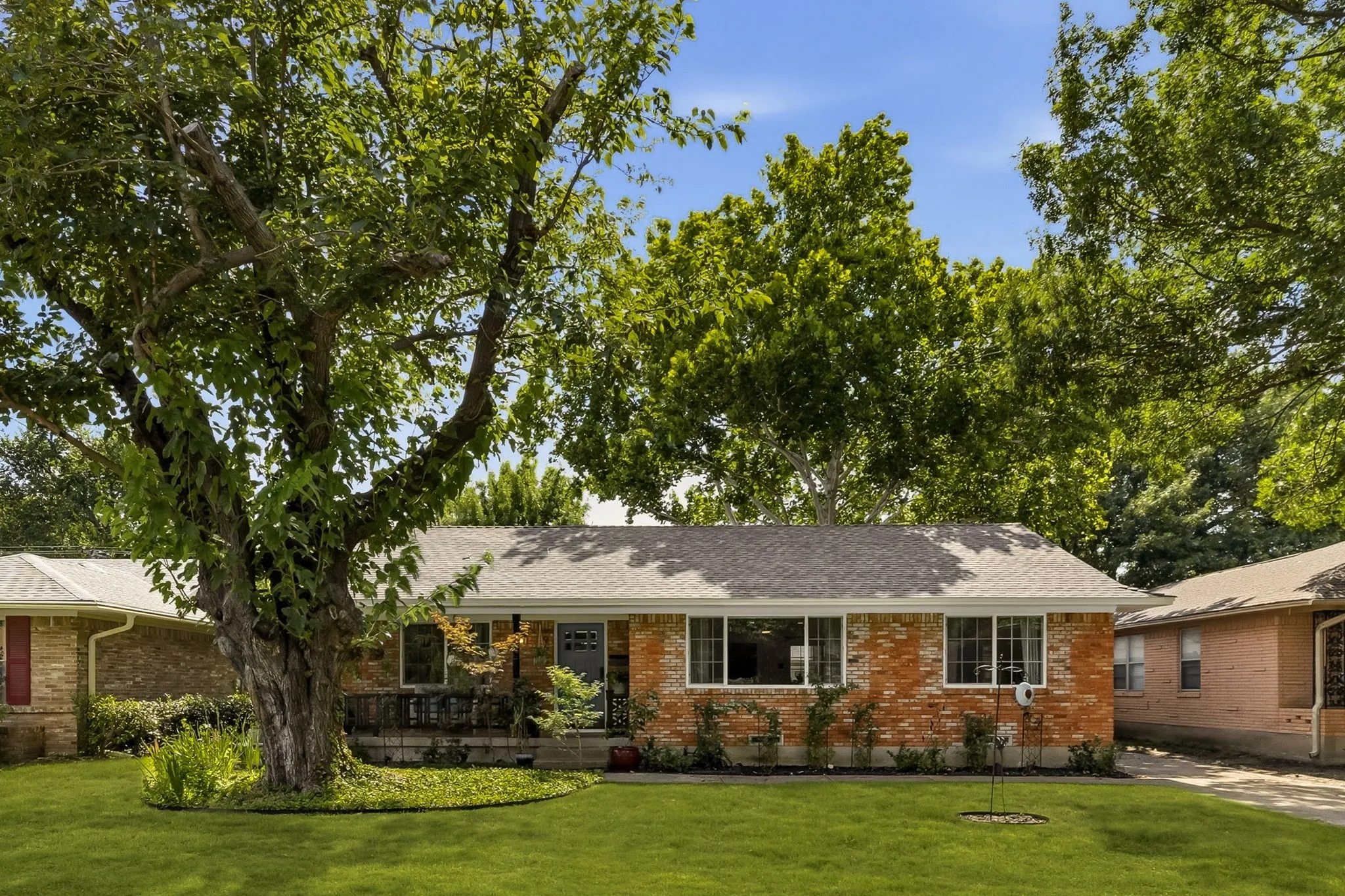 Single Family Residence For Sale in Dallas County , 9639 Leaside Drive, Dallas, Texas 75238, 4 Bedroom, 2 Bathroom, 2 Garage spaces, 1,994 Sqft, built in 1958, mls#21405002, Real Estate Agent in Dallas, Homes For Sale in Dallas county, Homes For Sale in Dallas, Realtor in Dallas Texas, Real Estate Brokerage Independent Realty Texas, Luminita Cordes Realtor