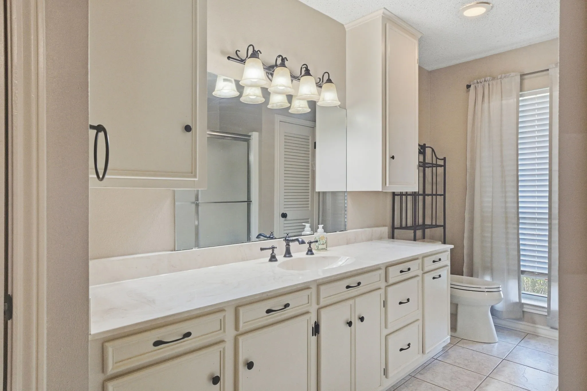 Single Family Residence For Sale in Smith County , 11206 Timber Creek Circle, Tyler, Texas 75707, 3 Bedroom, 3 Bathroom, 2 Garage spaces, 2,546 Sqft, built in 1983, mls#21402476, Real Estate Agent in Tyler, Homes For Sale in Smith county, Homes For Sale in Tyler, Realtor in Tyler Texas, Real Estate Brokerage Independent Realty Texas, Luminita Cordes Realtor