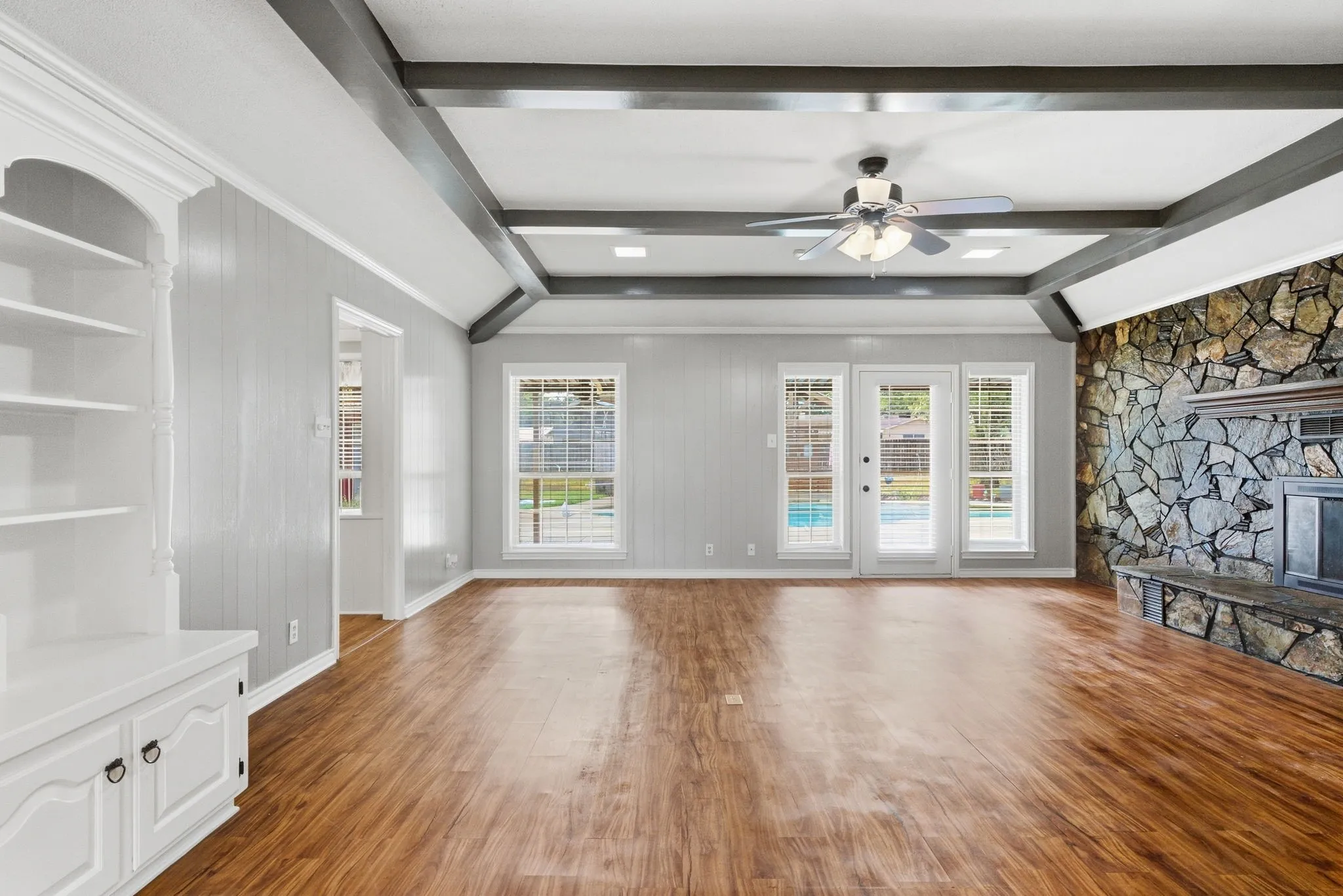 Single Family Residence For Sale in Smith County , 11206 Timber Creek Circle, Tyler, Texas 75707, 3 Bedroom, 3 Bathroom, 2 Garage spaces, 2,546 Sqft, built in 1983, mls#21402476, Real Estate Agent in Tyler, Homes For Sale in Smith county, Homes For Sale in Tyler, Realtor in Tyler Texas, Real Estate Brokerage Independent Realty Texas, Luminita Cordes Realtor