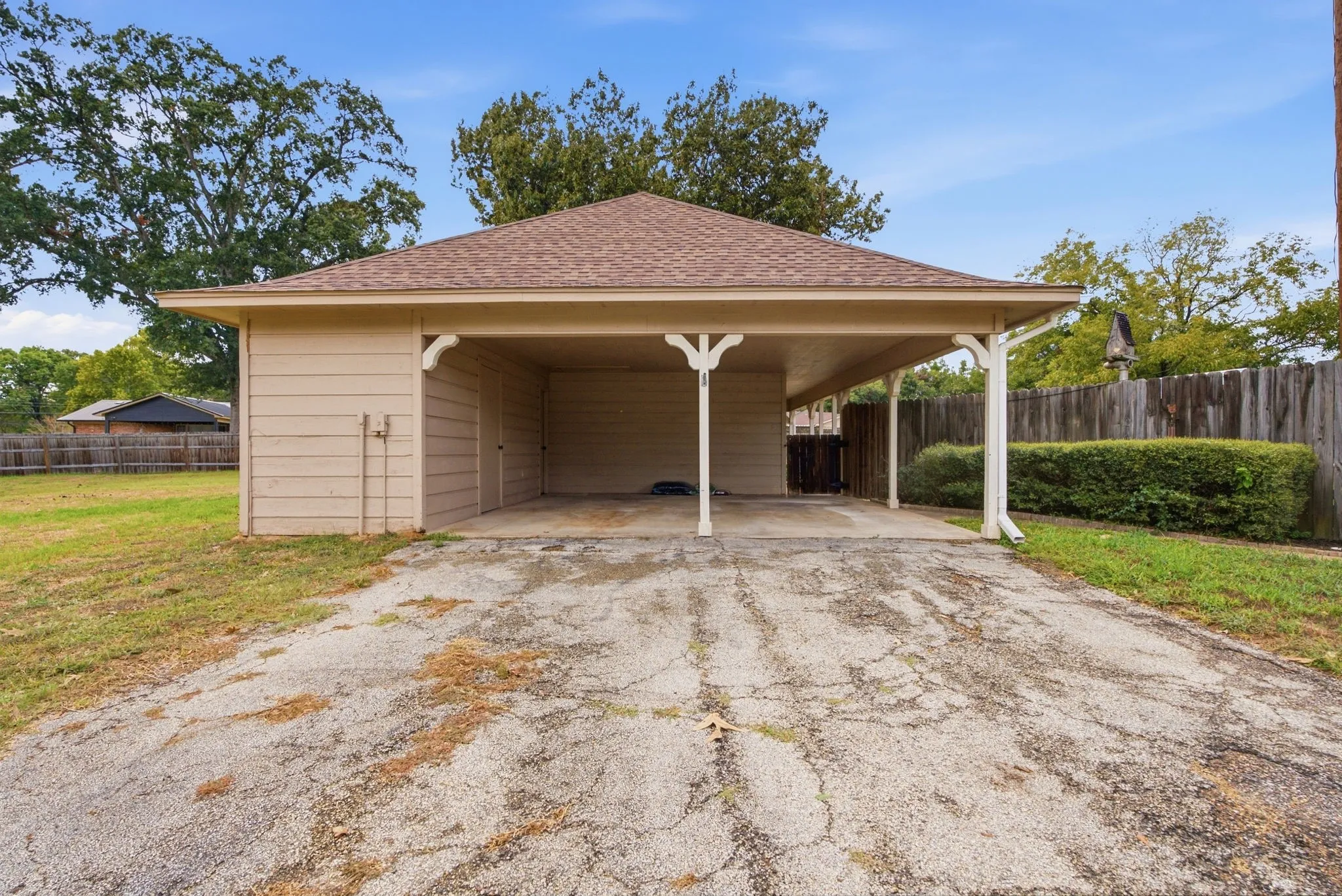 Single Family Residence For Sale in Smith County , 11206 Timber Creek Circle, Tyler, Texas 75707, 3 Bedroom, 3 Bathroom, 2 Garage spaces, 2,546 Sqft, built in 1983, mls#21402476, Real Estate Agent in Tyler, Homes For Sale in Smith county, Homes For Sale in Tyler, Realtor in Tyler Texas, Real Estate Brokerage Independent Realty Texas, Luminita Cordes Realtor