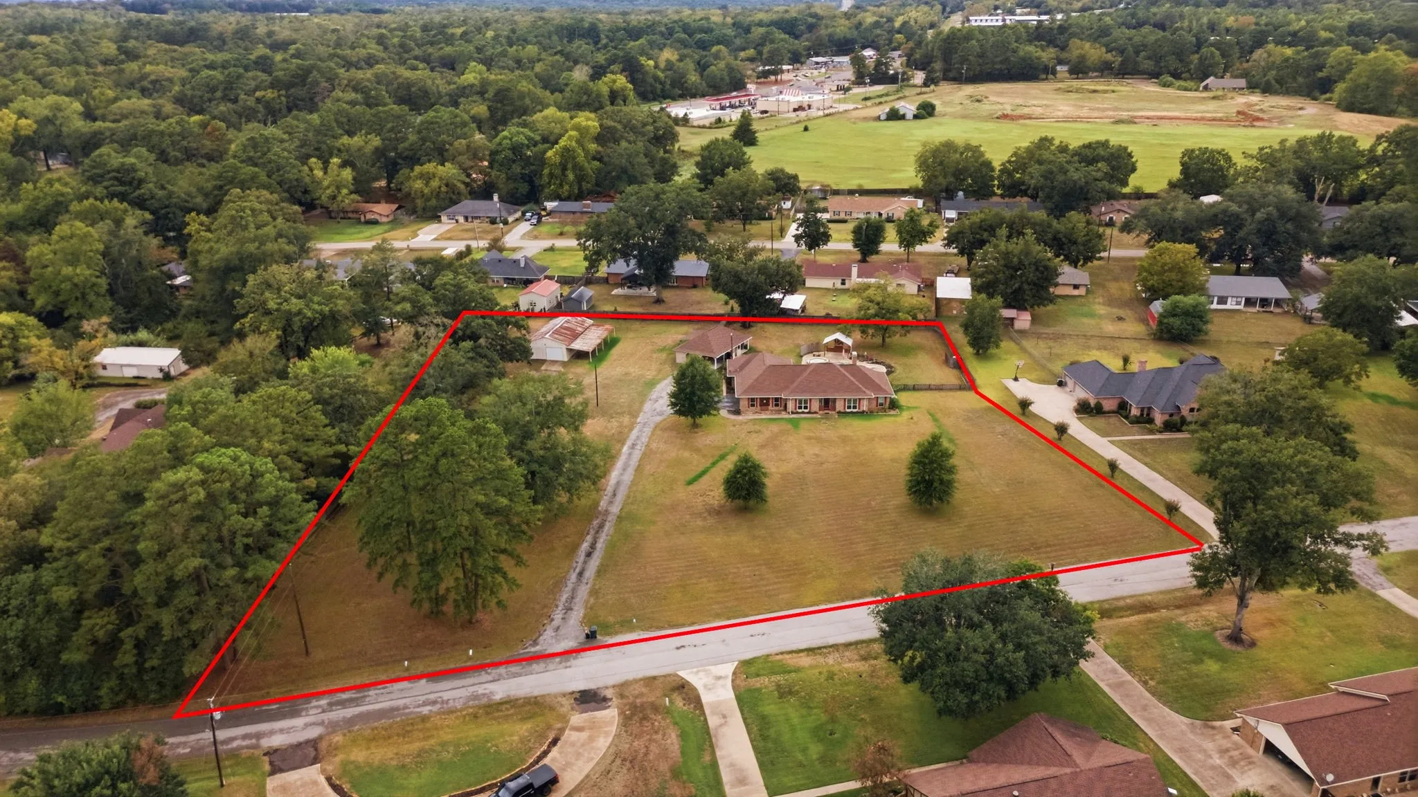 Single Family Residence For Sale in Smith County , 11206 Timber Creek Circle, Tyler, Texas 75707, 3 Bedroom, 3 Bathroom, 2 Garage spaces, 2,546 Sqft, built in 1983, mls#21402476, Real Estate Agent in Tyler, Homes For Sale in Smith county, Homes For Sale in Tyler, Realtor in Tyler Texas, Real Estate Brokerage Independent Realty Texas, Luminita Cordes Realtor